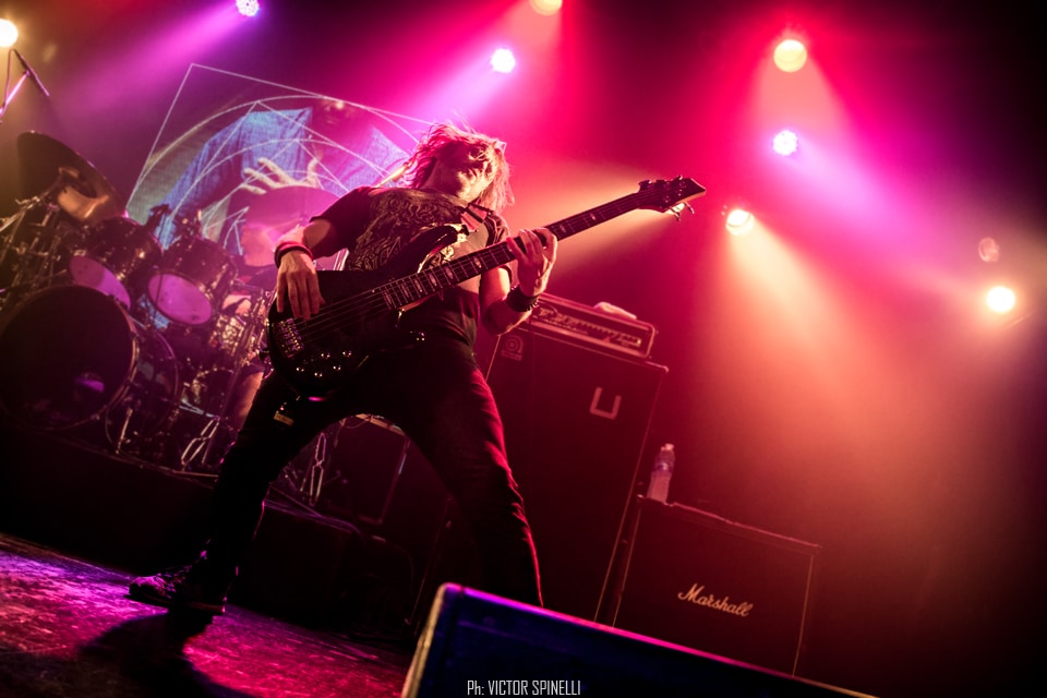 Tony Macalpine deslumbró en el Roxy - El guitarrista estadounidense llegó a la Argentina para presentar "Death of Roses", su disco más reciente. Si no proponemos pensar en guitarristas virtuosos, por lo menos al principio, nos vienen a la cabeza siempre los mismos tres o cuatro: Steve Vai, Joe Satriani, Yngwie Malmsteen, algunos de los más populares a nivel mundial, suelen ser los primeros en asaltar la memoria cuando repasamos el catálogo de maestros de las seis cuerdas. Sin embargo, hay muchos más, y Tony Macalpine en especial, está - a pesar de ser prácticamente un desconocido para el gran público - entre los más respetados y queridos tanto entre sus colegas como entre el público del estilo. Con quince discos solistas en su haber y un enorme inventario entre bandas full-time y colaboraciones con otros artistas, el guitarrista oriundo de Springfield, pionero del metal neo-clásico instrumental es, además, uno de los más prolíficos.
Luego de visitar nuestro país hace algunos años como parte de la banda en vivo de Steve Vai, Macalpine volvió a pisar suelo local, esta vez la primera vez en plan solista – ahora como trío, acompañado por los gigantes Pete Griffin (bajo) y Gergo Borlai (batería) -, para presentar su último trabajo de estudio y festejar, además, el cumpleaños número treinta de Maximum Security (1987), disco que, a fines de los 80, lo puso definitivamente en el podio junto a los mejores de su generación.
Y, a decir verdad, el apartado Death of Roses (2017) fue casi una excusa, un trámite para lo otro: rozando apenas el tracklist de su álbum número quince (sonaron “Chrome Castles”, “Death of Roses”, y alguna más del extenso archivo), el plato fuerte no fue otro que la interpretación, de punta a punta y con apenas alguna pausa para agradecer, del enorme Maximum Security. Así, desde pocos minutos después de comenzado el show, la emocionada audiencia disfrutó de clásicos como “Autumm Lords”, “Hundreds of Thounsands”, las tarareadas “Tears of Sahara” y “Keys to the City” o la preciosa “Porcellain Doll”.
A pesar de un volumen en ocasiones demasiado alto (contratiempo que, al parecer, se repitió en otras fechas del tour, como el Santiago ProgFest, en Chile) y que, por momentos, dificultaba incluso seguir las melodías, el saldo fue el de un show en todo sentido memorable. La visita del artista a tierras argentas dejó como resultado solo alegría y regocijo, abundantes vítores y cánticos de aliento, varios “una más y no jodemos más”, otros tantos “olé olé olé, Tony, Tony” y, sobre todo, grandes emociones, no solo por la performance, indudablemente impecable: es que, hace apenas tres años, el músico se vio obligado a suspender una gira al detectársele un agresivo cáncer del colon que lo tuvo, literalmente, más cerca del arpa que de la guitarra. Y hoy, quizás gracias a la divina intervención de Apolo (aunque más probablemente gracias a la oportuna práctica de algún también virtuoso profesional de la medicina), tuvimos la invaluable oportunidad de verlo y escucharlo, no solo en el mejor de los estados de salud, si no brindándose completamente a su público, en un concierto simplemente inolvidable. 2cd0a279 53da 41be b4ea fa4fa8368554