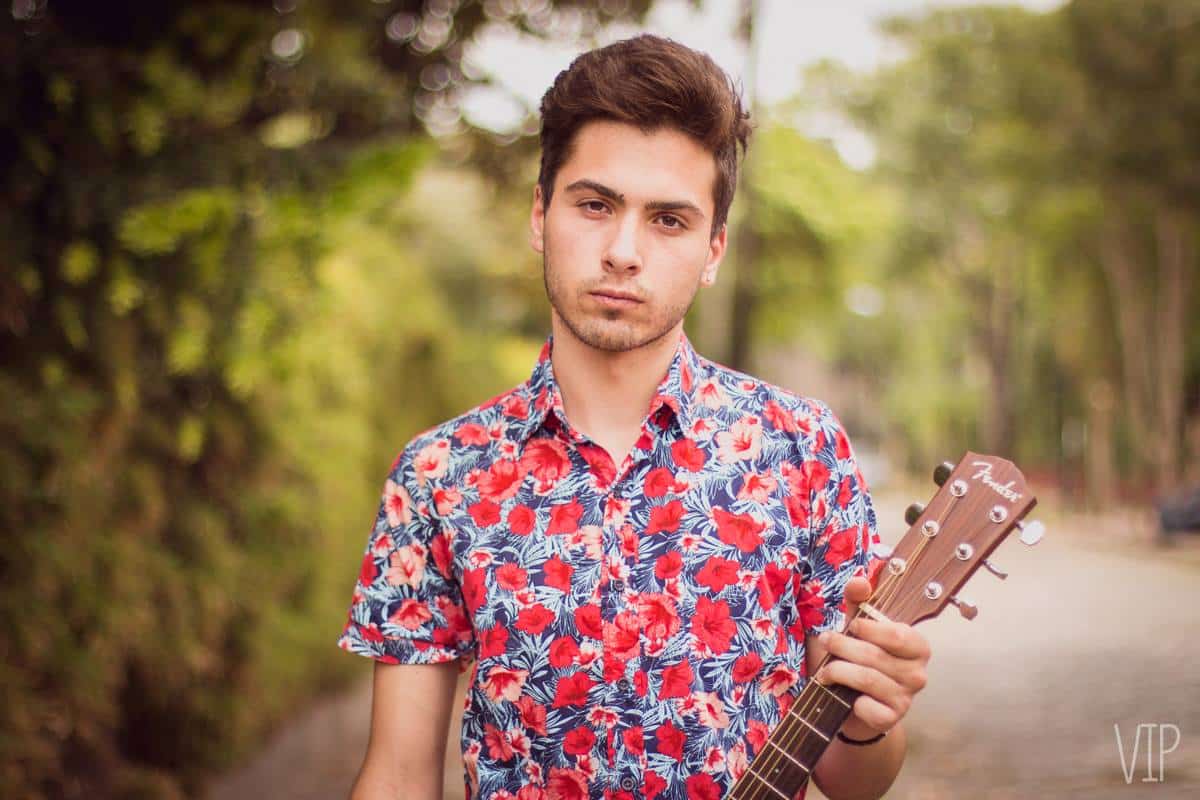 Gonzalo Ansuati: "Siempre me lo tomé profesionalmente, no porque siempre quise vivir de esto, sino por mi personalidad" - El joven artista oriundo de Adrogué comenzó su carrera como músico, cantante, guitarrista y compositor con apenas 12 años, en 2012, donde realizó sus primeras actuaciones en publico, influenciado por Gustavo Cerati principalmente, y Emmanuel Horvilleur. En 2018 editó su primer disco "Ya no estoy en tu corazón" y nunca paró de tocar. Hablando en términos generacionales sos un centennial pero tus influencias fueron más millenials, digamos ¿Por qué Gustavo Cerati?
Es que Gus no tiene época, no sólo la gente del siglo pasado la escucha, él ha trascendido esas épocas porque se fue renovando, nunca hizo lo mismo, no es lo mismo Soda que Cerati solista, Cerati solista es más actual, más sonidos de computadoras, sintetizadores. Creo que es uno de los pocos músicos que supo renovarse y no perder su esencia.
¿Cuándo te diste cuenta que ser músico no era un juego y te lo tomaste profesionalmente?
Siempre me lo tomé profesionalmente, no porque siempre quise vivir de esto, sino por mi personalidad. Si no hago algo con muchas ganas, seriedad, responsabilidad, no lo hago. Si mis acciones no tienen esos condimentos son absolutamente nulas y estaría perdiendo mi tiempo.
¿En qué te apoyaste para grabar un primer disco?
En la familia, los amigos, los conocidos, gente que ni conozco pero me escucha. Fue un combo. Este primer disco fue un orgasmo para mi, era algo que me debía, como cuando tenés muchas ganas de algo y decidís hacerlo pero nunca empezás. Das vueltas y vueltas, hasta que te decidís.
¿Qué te trajo de positivo?
Ahora que ya pasó el lanzamiento pienso que fue mejor que tardé un poquito. Maduré como persona y musicalmente, me rodeé de gente del palo. Yo creo que todo llega a su debido tiempo ¡ojo! apurarse no esta mal, es más, lo vivo haciendo todo el tiempo, siempre quiero más, pero es una cadena, empezás por algo, seguís, seguís, hasta que lo hacés y no sólo estuvo genial hacer el disco en todo sentido, las devoluciones fueron muy buenas y me ha abierto puertas gigantes que estaban ultra cerradas y selladas, por eso a veces digo que fue un orgasmo, una amplitud de placer emocional.
¿Te gustó lanzarlo en formato físico o eso es algo que no te movilizaba?
A la semana de salir ya estaba en formato físco y se vendió bien pero vos sabés como son los tiempos de ahora, ¿quién te compra un disco?, la respuesta es nadie, el negocio se fue perdiendo y le queda muy poquito tiempo, los streamings aumentan y arrasan, y no digo que esté bien o mal pero no volvería a hacer otro disco físico ni ahí, igual "Ya no estoy en tu corazon" lo hice fisico porque es un ¡primer disco!, un hijo.
¿Qué te ilusiona en cuanto a tu carrera?
Soy de ilusionarme mucho a veces y a veces no, soy pesimista para después sorprenderme. Pero espero que me toque un 2019 mucho mejor que 2018 que fue el mejor año de mi vida. Con el año anterior ya pasado tengo una vara muy alta, muchas cosas increíbles pasaron, pero quién te dice... Yo lo hago por gusto, me subo al escenario y esa ansiedad, locura, etcétera, no la encuentro en ningún lado, ya lo comprobé. Obvio que laburo de esto porque me deja unos lindos pesos pero el fin es otro, últimamente me estuve encontrando con mensajes hermosos de gente que escucha mi música, fans de México, Argentina, Estados Unidos y eso no lo comparo con la plata, eso no tiene precios, es como el amor, eso no lo comprás. 2dd1d938 4a09 4b52 a22d 8258ebd221b8