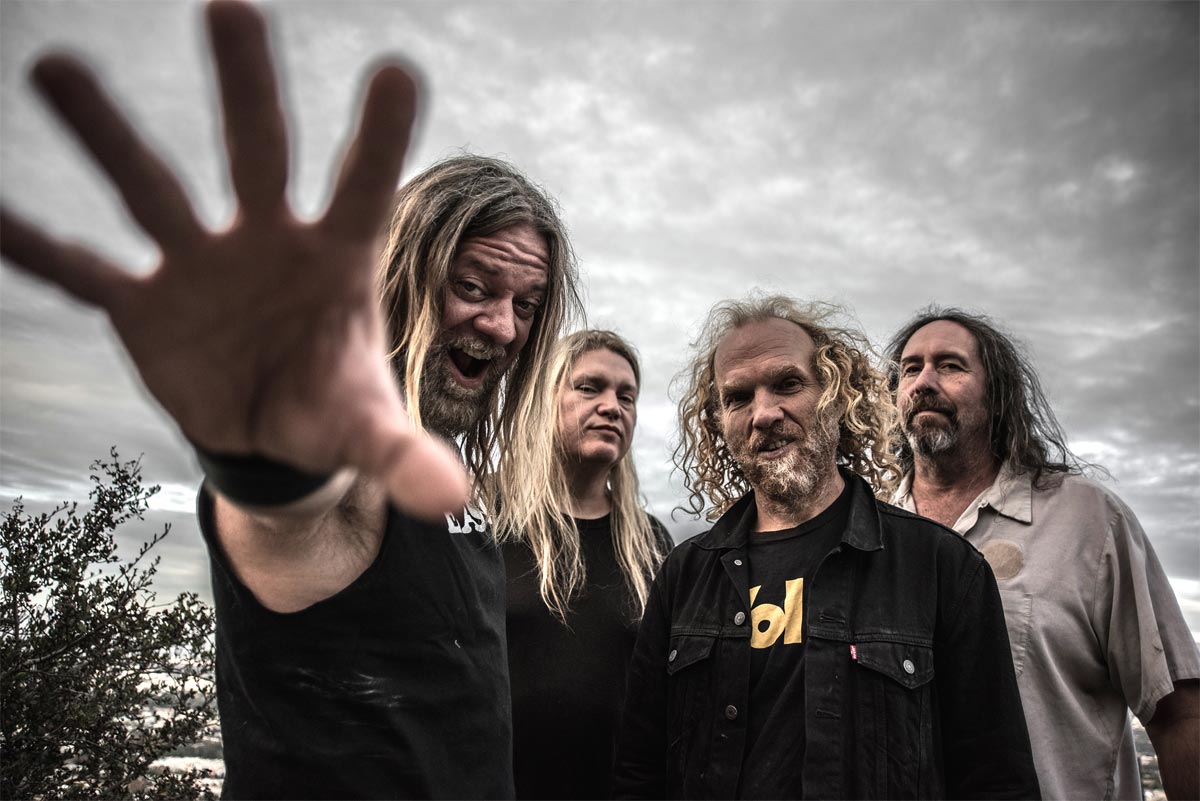 Corrosion of Conformity: "Fue grandioso que Queen nos haya reconocido" - "Estoy sentado bajo el sol esta mañana -dice el fundador de Corrosion of Conformity del otro lado del teléfono-. Tengo que cuidar a mis dos chicos que están jugando, pero todo bien". Desde que Woody Weatherman atiende su celular, hay una cuota de humildad y de felicidad que se mantendrá durante toda la nota. 31ef40fb 6f70 4b1e 807e 3a39cf791754