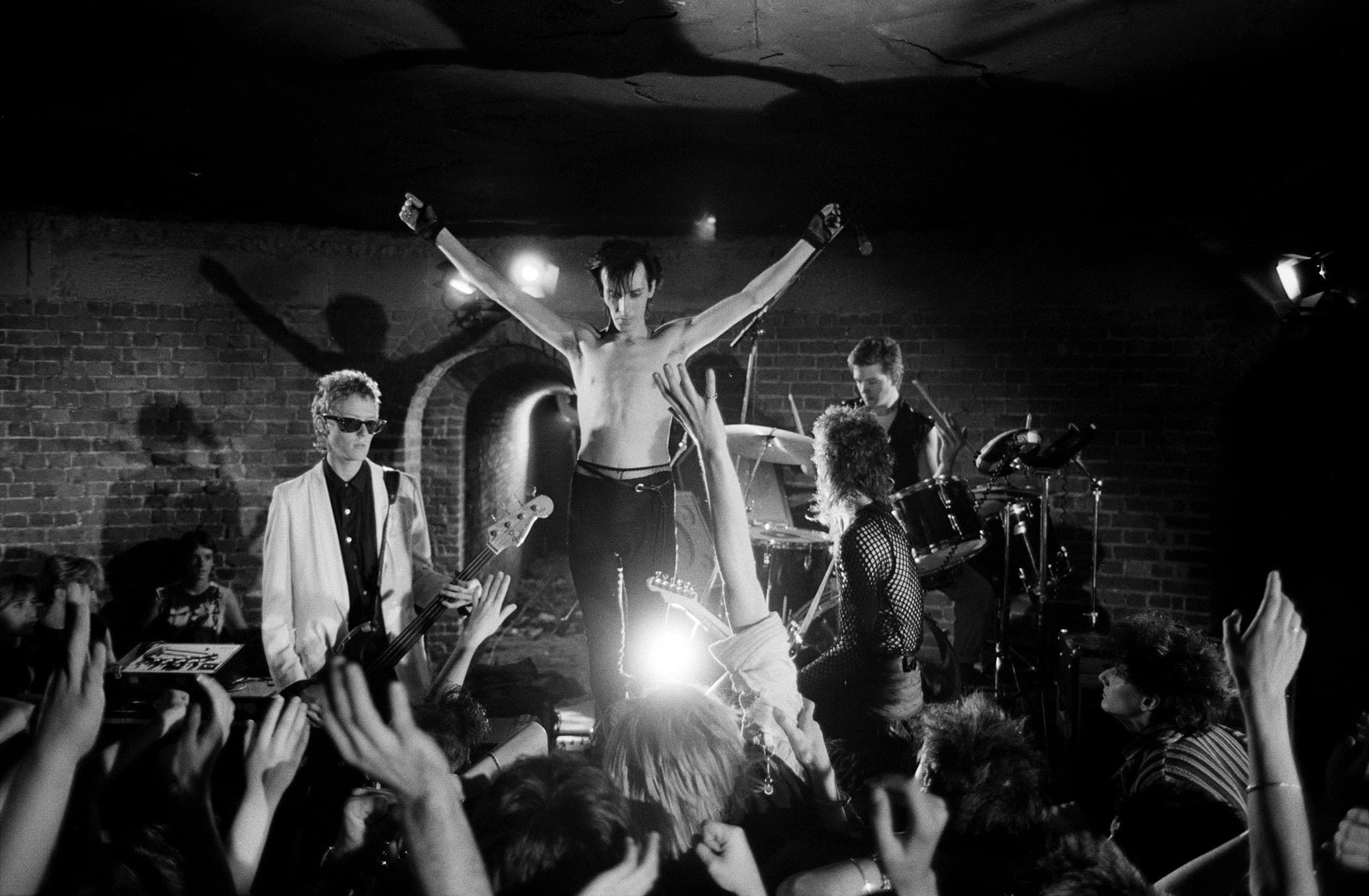 David J: "Hice un hechizo para que Bauhaus volviera" - "En 2006, los cuatro Bauhaus terminamos de una forma muy, muy negativa. Y yo no quería ser el enemigo de nadie, así que los dos hicimos una videollamada por Skype y arreglamos un montón de cosas. Fue una charla muy importante, porque le puso un buen tinte a lo que vino. Desde que nos reencontramos todo fue muy genial y positivo. Estoy disfrutando al máximo". 341dc8e6 c90e 478f 88ca 428f896a08c7