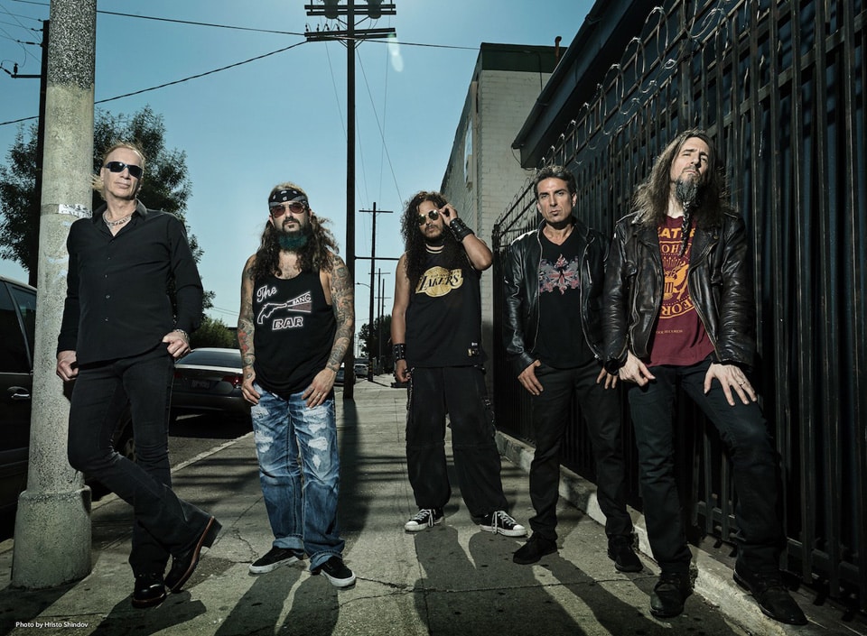Jeff Scott Soto: "En Sons of Apollo brillamos todos" - El supergrupo de metal progresivo formado por Mike Portnoy, Derek Sherinian, Billy Sheehan, Ron "Bumblefoot" Thal y Jeff Scott Soto llega a la Argentina para presentar "Psychotic Symphony", su disco más reciente. La historia es así: Mike Portnoy cuenta, en sus redes sociales, que trabaja en una nueva banda. Aunque Portnoy es un reconocido multitasking, en este caso, el anuncio genera gran revuelo entre los fans, que empiezan a ver cómo un viejo sueño se cumple. El mensaje va acompañado de una foto, unos pies calzando un par de botas tejanas que, enseguida, todos reconocen: se trata de Derek Sherinian, quien hasta 1999 acompañara al baterista en Dream Theater.
En el colmo del nepotismo convocan, nada más y nada menos: a Sheehan - compañero de Mike en The Winery Dogs y de ambos en PSMS -; a Bumblefoot - que fue parte de Metal Allegiance -, y a Jeff Scott Soto, que había abierto varias veces con su banda para The Winery Dogs.
Charlamos con el cantante del supergrupo, antes de su presentación en Groove.
Para muchos fans, ver a Portnoy y Sherinian juntos de nuevo, con canciones nuevas y perspectivas de continuidad como banda, es un sueño cumplido ¿Cómo lo viven ustedes?
Jeff Scott Soto: ¡Igual que los fans! (risas). Es un honor ser parte de esta increíble banda. Nuestros antecedentes nos hacen imparables en cualquier cosa que decidamos emprender juntos.
Son todos grandes estrellas del metal, y lejos de una batalla de egos, se ve que todos se tienen un gran respeto y la pasan muy bien ¿Cómo es tocar y componer junto a todos estos tipos?
Jeff Scott Soto: Realmente emocionante. Ya después de los primeros shows que hicimos, podíamos sentir la magia y la química que se iba creando. Es una gran sensación saber que sos parte de una banda en la que todos pueden hacer mucho más que el promedio (risas). Es una banda increíble, en todo sentido, increíble. En "Psychotic Symphony" (2017) se puede reconocer el estilo de cada uno por separado, pero a la vez es un trabajo muy armónico ¿Cómo fue el proceso de composición?
JSS: Fue compuesto y grabado en un marco de absoluto respeto y confianza, pero, lo más importante: lo hicimos juntos. Lo que escuchás no es el resultado de uno o dos músicos manejando todo; brillamos todos, tanto en la composición como en las performances. Realmente fue mágico.
El disco retoma un metal progresivo de fuerte contenido melódico y momentos verdaderamente épicos, pero sin dejar de ser agresivo y pesado ¿Fue algo deliberado, se fue dando, o cómo fue?
JSS: Al principio la idea era que sea más progresivo, pero los fuertes antecedentes de todos en distintos estilos fueron apareciendo naturalmente en el proceso de creación, y terminamos yendo más allá del prog. Somos una banda de hard rock con tendencias al prog, metal y el rock clásico ¡Así es más emocionante!
Dentro de poco vienen a la Argentina. Todos ustedes estuvieron en nuestro país en algún momento ¿Pudiste conocer algo de música local?
JSS: Lamentablemente, cuando estamos de gira no tenemos mucho tiempo en cada ciudad, generalmente nos quedamos un día, y con tanto viaje en el medio, aun si llegamos a tener un día libre, lo último que hacemos es ponernos a buscar música o lugares ruidosos en los que quedarnos. Así que no, realmente no he tenido la oportunidad de explorar mucho fuera de los aeropuertos, el hotel o las salas donde vamos a tocar. ¿Y qué recuerdos tenés de visitas previas a nuestro país?
JSS: Sobre todo, recuerdo la comida: ¡chimichurri, entraña, panqueques, dulce de leche! Y la gente, siempre tan amigable y llena de vida. Y, por supuesto, su cultura ¡Amo Argentina!
¿Qué podés adelantar del show que van a dar en Buenos Aires?
JSS: Será un gran concierto. Van a terminar sintiendo que corrieron una maratón ¡Quedarán exhaustos, pero satisfechos!
¿Cómo sigue Sons of Apollo?
JSS: Espero que sigamos por mucho tiempo más: más discos, muchas giras ¡y un montón más de asados!
Sons of Apollo se presenta el martes 10 de abril en Groove (Av. Santa Fe 4389, CABA) 352184dc 5a8b 47e4 88db 84e485d21e93