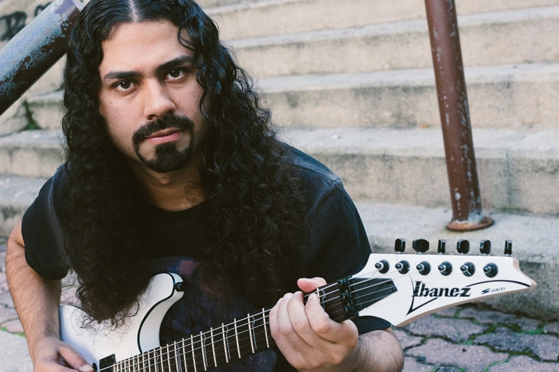 Marcelo Rosa: "Es fundamental que el guitarrista encuentre su propio estilo" - El virtuoso guitarrista brasileño se encuentra nuevamente en nuestro país para presentarse en el marco del Guitar Meeting, clínica show de guitarras, junto a los locales Alejandra Mesliuk y Demian Planiscig. “Es muy importante desarrollar temas como marketing, music business, y saber manejar las redes sociales, por ejemplo. Pues así podrás hacer que tu música alcance el público del estilo que tocas”, afirma Marcelo Rosa. Es que, además de su notable formación musical y su impecable técnica instrumental, el guitarrista dedica gran parte de su tiempo a un aspecto del rock frecuentemente dejado de lado: entender la industria. ¿Su maestro en el music business? El mismísimo Kiko Loureriro.
¿Cómo es ser un guitarrista de rock instrumental enun mundo colonizado por "Despacito"?
Hoy en día existe la oportunidad de tener nuestro público y divulgar nuestra música de una manera muy eficiente con internet. Hay muchas personas que gustan de muchos estilos musicales, y con Internet pueden encontrar lo que les guste escuchar. Ciertamente, el nuestro es un público pequeño si se compara con el que escucha "Despacito", pero aún hay personas a las que le gusta la música instrumental.
Mucha gente no le encuentra sentido a este estilo, necesita que el mensaje se transmita con palabras. ¿Cómo les explicarías la posibilidad que tiene la música “pelada” de transmitir sentimientos, sensaciones, etc.?
Naturalmente, el gusto por un estilo musical es algo muy personal, pero creo que es posible apreciar la música instrumental poco a poco e ir descubriendo las emociones que puede transmitir. Muchas veces la gente disfruta de la música instrumental y no se da cuenta; por ejemplo, conocen y disfrutan de música de películas.
Tenés unos cuantos trabajos solistas. ¿Qué cosas te inspiran cuando componés?
Cada canción surge a su manera. A veces aparece una melodía, a veces algunos acordes o sólo una idea rítmica. Grabo estas ideas en mi móvil y con el paso del tiempo voy analizando qué idea se combina con otra, entonces intento conectarlas de la forma más natural posible.
Estás en Buenos Aires para participar del Guitar Meeting junto a guitarristas locales. ¿De qué se va a tratar es encuentro?
El Guitar Meeting es una "clínica show", es decir, mezclamos una parte de concierto con una parte más didáctica, una clínica. Además de tocar, vamos a hablar sobre composición, técnica y equipos. También estaremos a disposición para responder a las preguntas del público.
Cómo músico y docente ¿Cuál crees que es la cualidad más importante que debe tener un guitarrista?
Creo que, además de estudiar los fundamentos básicos de la música y la guitarra, es fundamental en algún momento, para el guitarrista, posicionarse y encontrar su lenguaje, su forma de expresarse en la guitarra, su propio estilo. No es una tarea fácil, es un proceso que lleva mucho tiempo, pero creo que es importante estar conectado siempre con esta búsqueda.
El Guitar Meeting se realizará este miércoles 13 de septiembre en Saint Elmo Mansion Bar (Perú 1118, CABA) 4be2feed 05e0 4ff8 af05 da6d8f36cd8a