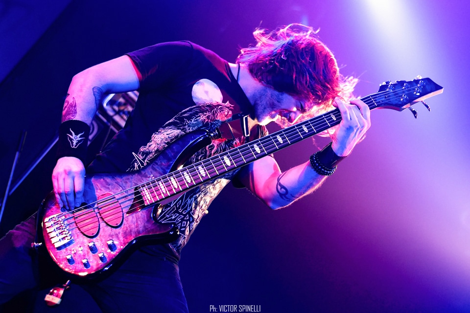 Tony Macalpine deslumbró en el Roxy - El guitarrista estadounidense llegó a la Argentina para presentar "Death of Roses", su disco más reciente. Si no proponemos pensar en guitarristas virtuosos, por lo menos al principio, nos vienen a la cabeza siempre los mismos tres o cuatro: Steve Vai, Joe Satriani, Yngwie Malmsteen, algunos de los más populares a nivel mundial, suelen ser los primeros en asaltar la memoria cuando repasamos el catálogo de maestros de las seis cuerdas. Sin embargo, hay muchos más, y Tony Macalpine en especial, está - a pesar de ser prácticamente un desconocido para el gran público - entre los más respetados y queridos tanto entre sus colegas como entre el público del estilo. Con quince discos solistas en su haber y un enorme inventario entre bandas full-time y colaboraciones con otros artistas, el guitarrista oriundo de Springfield, pionero del metal neo-clásico instrumental es, además, uno de los más prolíficos.
Luego de visitar nuestro país hace algunos años como parte de la banda en vivo de Steve Vai, Macalpine volvió a pisar suelo local, esta vez la primera vez en plan solista – ahora como trío, acompañado por los gigantes Pete Griffin (bajo) y Gergo Borlai (batería) -, para presentar su último trabajo de estudio y festejar, además, el cumpleaños número treinta de Maximum Security (1987), disco que, a fines de los 80, lo puso definitivamente en el podio junto a los mejores de su generación.
Y, a decir verdad, el apartado Death of Roses (2017) fue casi una excusa, un trámite para lo otro: rozando apenas el tracklist de su álbum número quince (sonaron “Chrome Castles”, “Death of Roses”, y alguna más del extenso archivo), el plato fuerte no fue otro que la interpretación, de punta a punta y con apenas alguna pausa para agradecer, del enorme Maximum Security. Así, desde pocos minutos después de comenzado el show, la emocionada audiencia disfrutó de clásicos como “Autumm Lords”, “Hundreds of Thounsands”, las tarareadas “Tears of Sahara” y “Keys to the City” o la preciosa “Porcellain Doll”.
A pesar de un volumen en ocasiones demasiado alto (contratiempo que, al parecer, se repitió en otras fechas del tour, como el Santiago ProgFest, en Chile) y que, por momentos, dificultaba incluso seguir las melodías, el saldo fue el de un show en todo sentido memorable. La visita del artista a tierras argentas dejó como resultado solo alegría y regocijo, abundantes vítores y cánticos de aliento, varios “una más y no jodemos más”, otros tantos “olé olé olé, Tony, Tony” y, sobre todo, grandes emociones, no solo por la performance, indudablemente impecable: es que, hace apenas tres años, el músico se vio obligado a suspender una gira al detectársele un agresivo cáncer del colon que lo tuvo, literalmente, más cerca del arpa que de la guitarra. Y hoy, quizás gracias a la divina intervención de Apolo (aunque más probablemente gracias a la oportuna práctica de algún también virtuoso profesional de la medicina), tuvimos la invaluable oportunidad de verlo y escucharlo, no solo en el mejor de los estados de salud, si no brindándose completamente a su público, en un concierto simplemente inolvidable. 4c77c066 30ea 44a9 b446 78e146c28c66