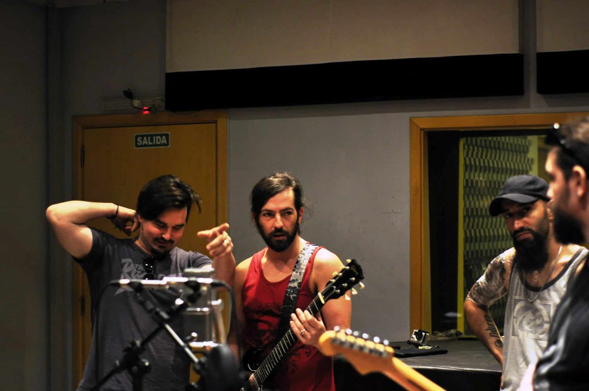 Hoguera: "Esta banda es a matar o morir" - Burgos no sólo lo ayudó desde el aspecto sonoro, sino que también fue uno de los que escuchó los demos y lo impulsó a lanzarlos en buena calidad. Juanjo sentía que esas canciones debían salir a la luz. "Fue muy loco, porque arranqué con la batería en 1993 o 1994, y a mi primera guitarra la compré en 2000. Por lo cual no me costó componer ni tocar riffs, para nada -continúa Federico-. Hubo semanas en las que no agarraba la batería y estaba a full con la viola, prendido fuego componiendo". Como una hoguera, literalmente. 51c015a6 5432 4436 a2fe ff255f941448