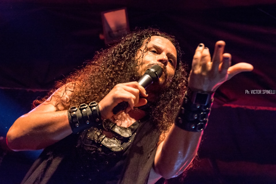 Sons of Apollo en Groove: el verdadero legado del Dios Sol - El supergrupo progresivo fundado por Mike Portnoy y Derek Sherinian visitó la Argentina para presentar “Psychotic Symphony”, su primer disco de estudio. Finalmente llegaron a nuestro país. Mike Portnoy (batería), Derek Sherinian (teclados), Billy Sheehan (bajo), Ron ‘Bumblefoot’ Thal (guitarra) y Jeff Scott Soto (voz) se presentaron por primera vez en la Argentina – es decir: todos juntos, como Sons of Apollo - para dar un show impecable, donde, además de presentar canciones de su disco de estudio, se permitieron coquetear con alguna que otra perlita del pasado. El concierto, que arrancó con “God of the Sun”, continuaría, sin pausas, con “Signs of Time”, “Figaro’s Whore” y “Divine Addiction, para meter, inmediatamente, el primer cover de la noche: “Just Let Me Breathe”, de Dream Theater. Con un quinteto ajustadísimo, siempre a la altura de las circunstancias, la banda recorrió de punta a punta, pero no en orden, su único álbum. Así, pasaron, fueron pasando “Labyrinth”, “Lost in Oblivion”, la hermosa cuasi balada “Alive”, y el monstruoso y épico instrumental de casi once minutos “Opus Maximus”. Como cabía esperar, todos tuvieron su protagónico, a solas, en el escenario (curiosamente, Portnoy fue el único sin número solista): Bumblefoot, con una divertida – y virtuosa, claro - versión del “Pink Panther Theme”; Soto jugando con el delay en un magistral a capella de “The Prophet’s Song” y una emotiva interpretación, junto al guitarrista, de “Save Me” (los dos, clásicos de Queen); Sheehan como irrefutable prueba de vida alienígena y, Sherinian, aprovechando el cien por ciento de sus bancos de sonidos para servir de preludio al que sería el momento más elevado de la velada, el del segundo cover: “Lines in the Sand”, - también de la ex banda de los fundadores -, con mención especial para el inquieto Bumblefoot que, en las botas del gran John Petrucci, supo poner la piel de gallina a toda la concurrencia con su fenomenal interpretación del conmovedor solo. Pero todo tiene un final. El gran cierre llegaría a dos horas del inicio, después de un brevísimo descanso: primero sonaría “And The Craddle Will Rock” (cover de Van Halen) y, ahora sí, definitivamente, la que estaba faltando del nuevo disco: “Coming Home”. Y, mientras los músicos, saludando atónitos ante la respuesta del público se preparaban para dejar el escenario, la ovación no encontraba punto final. Aristeo, Orfeo, Troilo, Eleuter, Coribantes, Asclepsio, Mileto, Anfiso son, según la mitología grecorromana, algunos de los hijos que Apolo, patrono de las bellas artes y la música, entre otras cosas, dejó en esta tierra. Mike, Derek, Billy, Ron y Jeff no aparecen en ninguna lista oficial. Aun así, permitámonos creer que solo se trata de un error: estos cinco tienen que ser hijos de Apolo. Si no, no se explica. Fotos: Víctor Spinelli 543f2aa7 c948 491b a992 c6e08d54aca5