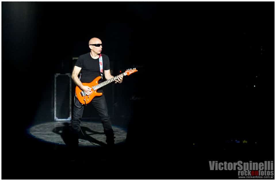 Joe Satriani volvió a la Argentina - Joe Satriani sabe de rock n' roll. Porque Joe Satriani no solo toca la guitarra, no solo ejecuta frases y ligados imposibles haciéndolos parecer la actividad humana más sencilla. No. Joe Satriani es quizás el único guitarrista de los llamados 'virtuosos' que ha logrado que sus piezas sean canciones: simples (y complicadas) canciones en las que esa guitarra que hace las veces de melodía principal puede ser, en cualquier momento, reemplazada por una voz cantante que probablemente transmitirá con palabras exactamente las mismas sensaciones que Satriani logra transmitir con su tenue caricia sobre las cuerdas. 553b223a 3aec 4c59 838b 70d71592df89