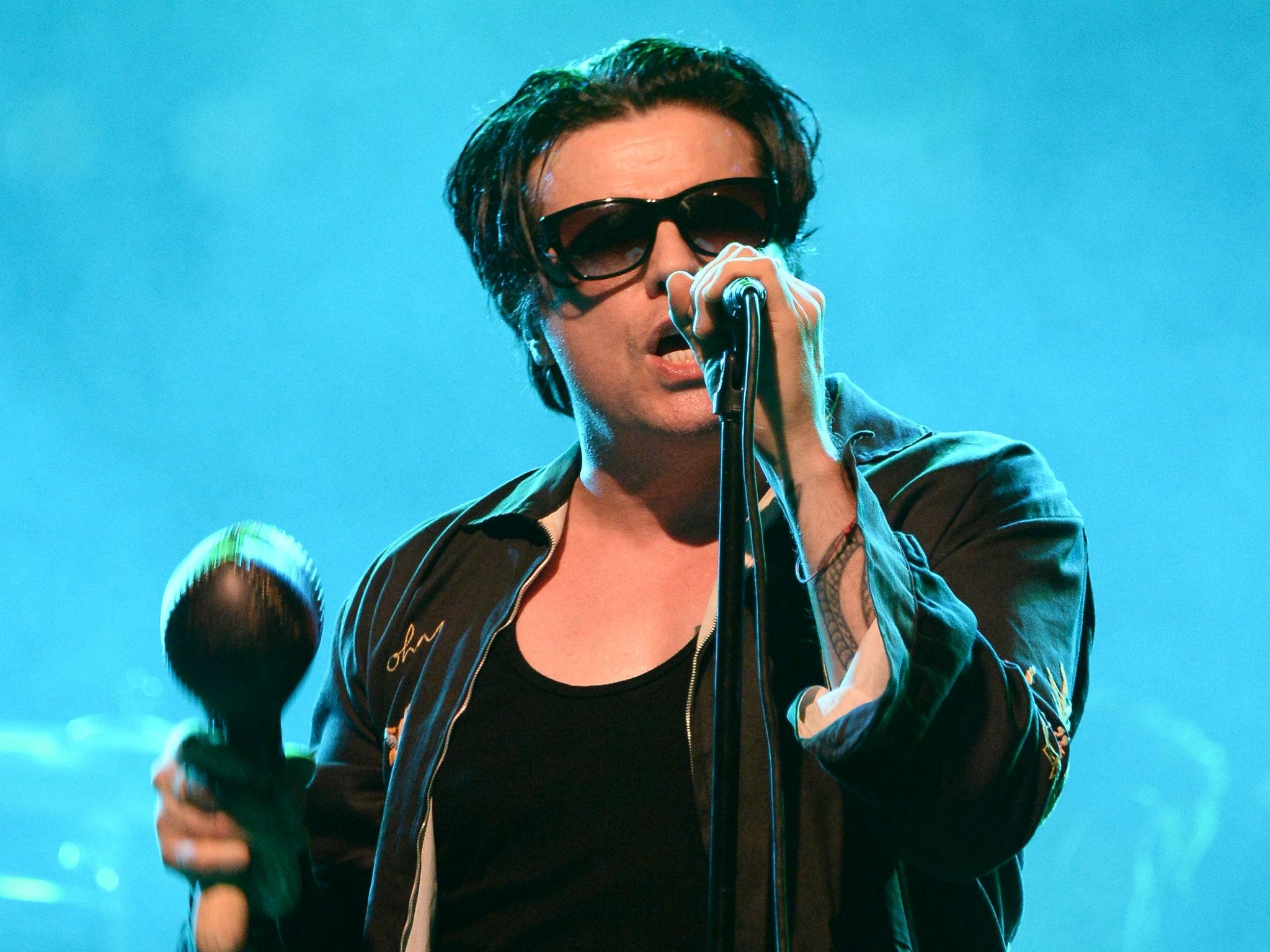 Ian Astbury: "Los humanos estamos extinguiéndonos" - -Voy a ser honesto con vos. Antes nos habían ofrecido ir como teloneros de otras bandas, pero les dije: "No, no vamos a ir a Buenos Aires para tocar quince minutos". Financieramente nos conviene ahora, porque vamos a llegar hasta Brasil con The Who. Es una hermosa oportunidad, pero también queríamos hacer nuestros propios shows y conectarnos con nuestros fans. Esto causó problemas dentro de la banda, mejor dicho entre Billy y yo. Juan Azulay, nuestro director de arte, es argentino. Y en el video de "G O A T" aparece un entrenador de allá. Así que existe una conexión especial con ustedes. No sé lo que es, pero lo siento. 55c8f8eb d1dd 4b75 89c2 4474f92c322d