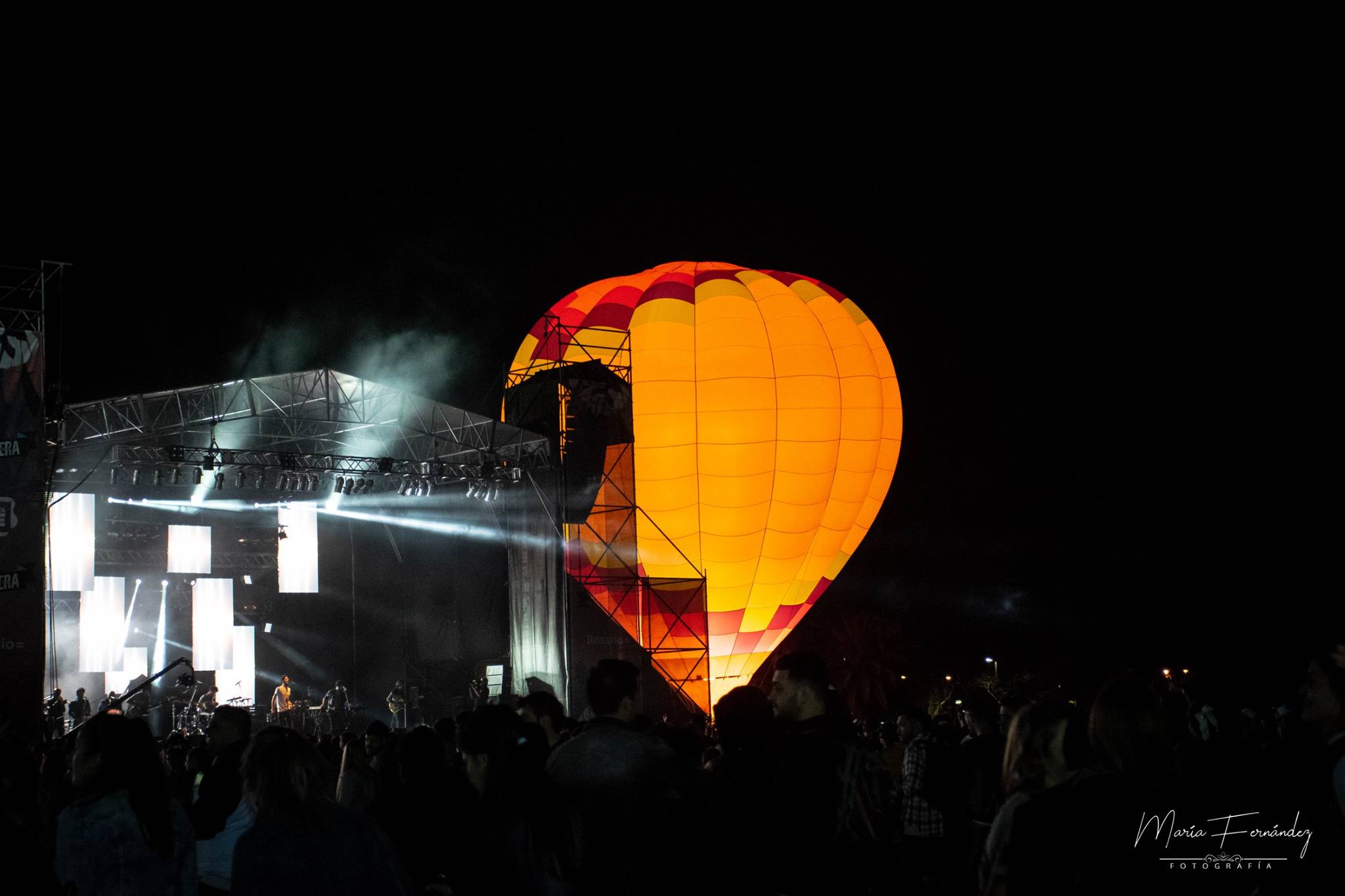 El Festival Bandera debutó ante una multitud - La organización del Bandera (parte de los que realizaban el recordado Quilmes Rock en la city) publicó, ya en domingo, en sus redes sociales "Recién termina...y esto es solo el comienzo. Gracias a todos por estar en el primer #FestivalBandera18". No cabe duda que los productores de este festi salieron victoriosos y sentaron un precedente, un cambio de paradigma en el que quizás las bandas y el público tengan el mismo prestigio. La música fue por momentos sonido de fondo de una enorme convocatoria que se asemejó mucho más -y evitando comparaciones odiosas- al Lollapalooza que al hasta ahora inalcanzable Cosquín Rock. 55daa69f a481 41c0 b011 d08350cd1f0e