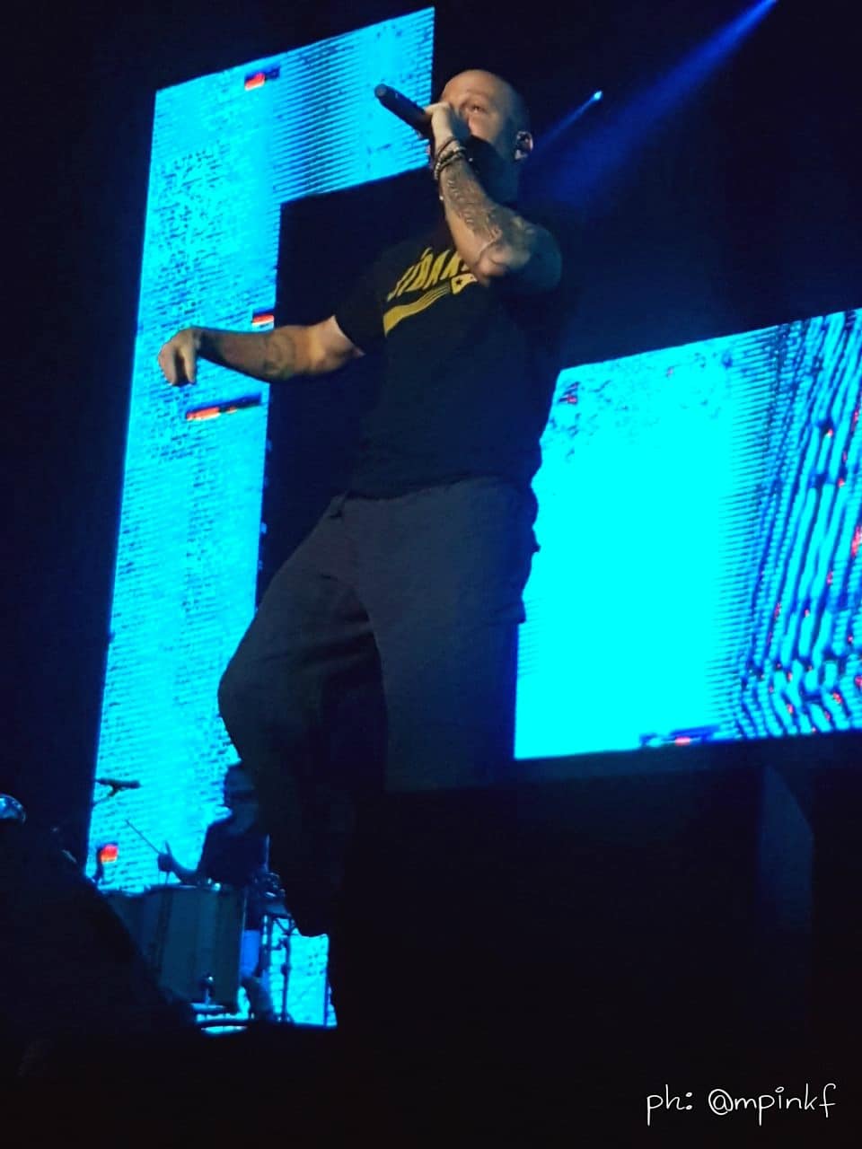 Demoledor show de Residente en Rosario - El boricua llevó su gira internacional a Rosario en lo que fue una noche inolvidable y enérgica. Dio junto a su excelsa banda cosmopolita un gran concierto conformado por las nuevas canciones de su álbum homónimo y los hits inoxidables y bailables de Calle 13. Salvo algunos momentos de paz, como cuando sonó "Milo" (la canción que le escribió al hijo que tuvo con la argentina Sole Fandiño), las dos horas y media de Residente fueron a pura explosión. 5a1686d3 7337 4d2a bfcf 6c2efc8ef1b6
