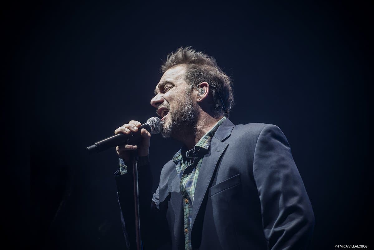 Vicentico presentó "Último acto" en el Luna Park - En medio de los festejos del 30 aniversario de los Fabulosos Cadillacs, Vicentico se dio el gusto de presentar "Último acto", su labor más reciente, el cual fue grabado en diversas ciudades como Nueva York, Los Ángeles, Nashville, Kingston y Buenos Aires, y consiguió inmediatamente convertirse en disco platino en nuestro país. 5f0be4dc 27f0 43f8 9929 e6835922888b