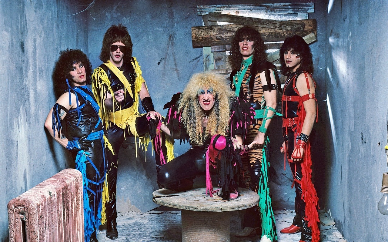 Dee Snider: "Los heavies vivimos mejor porque liberamos nuestros enojos" - "¿De verdad viste a Monster Truck? ¡Los amo, por Dios, qué banda!", grita desaforadamente Dee Snider del otro lado del teléfono, mientras descansa rodeado por el paisaje caribeño de Belice. "Nunca pude ir a un show de ellos, así que estoy celoso. Pero desde que los descubrí no dejo de usar sus remeras. Me encantaría que más gente los escuchara, porque tienen lo que se necesita para romperla. ¡Comparalos con Greta Van Fleet! No los estoy menospreciando, pero simplemente imitan a Led Zeppelin. Monster Truck, en cambio, mezcla influencias de Deep Purple, Lynyrd Skynyrd y Alice in Chains con un sonido propio". 631f3e51 f984 4e25 adb6 b5fcc9924391