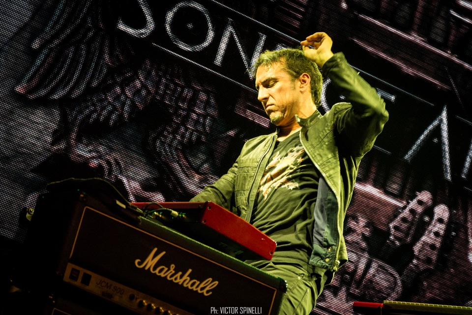 Sons of Apollo en Groove: el verdadero legado del Dios Sol - El supergrupo progresivo fundado por Mike Portnoy y Derek Sherinian visitó la Argentina para presentar “Psychotic Symphony”, su primer disco de estudio. Finalmente llegaron a nuestro país. Mike Portnoy (batería), Derek Sherinian (teclados), Billy Sheehan (bajo), Ron ‘Bumblefoot’ Thal (guitarra) y Jeff Scott Soto (voz) se presentaron por primera vez en la Argentina – es decir: todos juntos, como Sons of Apollo - para dar un show impecable, donde, además de presentar canciones de su disco de estudio, se permitieron coquetear con alguna que otra perlita del pasado. El concierto, que arrancó con “God of the Sun”, continuaría, sin pausas, con “Signs of Time”, “Figaro’s Whore” y “Divine Addiction, para meter, inmediatamente, el primer cover de la noche: “Just Let Me Breathe”, de Dream Theater. Con un quinteto ajustadísimo, siempre a la altura de las circunstancias, la banda recorrió de punta a punta, pero no en orden, su único álbum. Así, pasaron, fueron pasando “Labyrinth”, “Lost in Oblivion”, la hermosa cuasi balada “Alive”, y el monstruoso y épico instrumental de casi once minutos “Opus Maximus”. Como cabía esperar, todos tuvieron su protagónico, a solas, en el escenario (curiosamente, Portnoy fue el único sin número solista): Bumblefoot, con una divertida – y virtuosa, claro - versión del “Pink Panther Theme”; Soto jugando con el delay en un magistral a capella de “The Prophet’s Song” y una emotiva interpretación, junto al guitarrista, de “Save Me” (los dos, clásicos de Queen); Sheehan como irrefutable prueba de vida alienígena y, Sherinian, aprovechando el cien por ciento de sus bancos de sonidos para servir de preludio al que sería el momento más elevado de la velada, el del segundo cover: “Lines in the Sand”, - también de la ex banda de los fundadores -, con mención especial para el inquieto Bumblefoot que, en las botas del gran John Petrucci, supo poner la piel de gallina a toda la concurrencia con su fenomenal interpretación del conmovedor solo. Pero todo tiene un final. El gran cierre llegaría a dos horas del inicio, después de un brevísimo descanso: primero sonaría “And The Craddle Will Rock” (cover de Van Halen) y, ahora sí, definitivamente, la que estaba faltando del nuevo disco: “Coming Home”. Y, mientras los músicos, saludando atónitos ante la respuesta del público se preparaban para dejar el escenario, la ovación no encontraba punto final. Aristeo, Orfeo, Troilo, Eleuter, Coribantes, Asclepsio, Mileto, Anfiso son, según la mitología grecorromana, algunos de los hijos que Apolo, patrono de las bellas artes y la música, entre otras cosas, dejó en esta tierra. Mike, Derek, Billy, Ron y Jeff no aparecen en ninguna lista oficial. Aun así, permitámonos creer que solo se trata de un error: estos cinco tienen que ser hijos de Apolo. Si no, no se explica. Fotos: Víctor Spinelli 6403df0f 2fc8 4b17 9fcc 37c35b9172b2