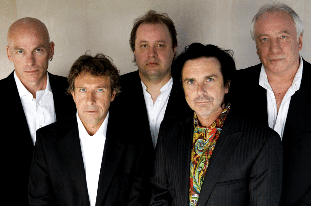 Steve Hogarth: "Vivo cosas muy extrañas gracias a Marillion" - “Una parte mía cree en los vínculos profundos, porque hay algo especial cuando se juntan la música y las letras. A veces llegan a los espíritus de los oyentes, y ellos sienten la convicción de que fueron escritas para sí mismos. Creo que ese es el signo de una buena canción: si mil personas piensan que fue compuesta en base a ellos, entonces armaste algo bueno -explica Steve Hogarth desde Inglaterra, con un tono pausado y altivo-. Por ende, siempre existe la posibilidad de que un tema conlleve una conexión metafísica”. 66259ae5 950e 4763 a72c 6efef3607587