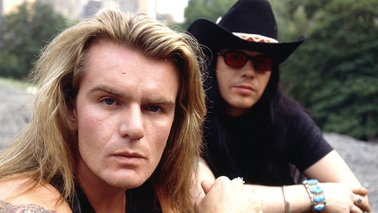Ian Astbury: "Los humanos estamos extinguiéndonos" - -Voy a ser honesto con vos. Antes nos habían ofrecido ir como teloneros de otras bandas, pero les dije: "No, no vamos a ir a Buenos Aires para tocar quince minutos". Financieramente nos conviene ahora, porque vamos a llegar hasta Brasil con The Who. Es una hermosa oportunidad, pero también queríamos hacer nuestros propios shows y conectarnos con nuestros fans. Esto causó problemas dentro de la banda, mejor dicho entre Billy y yo. Juan Azulay, nuestro director de arte, es argentino. Y en el video de "G O A T" aparece un entrenador de allá. Así que existe una conexión especial con ustedes. No sé lo que es, pero lo siento. 66c89a7f da20 42a8 aa46 d3822a1aebde