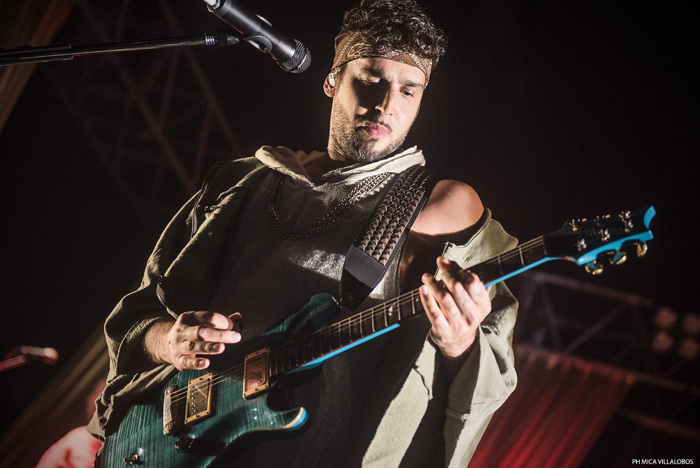 IKV presentó "La Humanidad o Nosotros" - Con entradas totalmente agotadas, los Illya Kuryaki volvieron a reunir en un ritual casi sagrado a diversas generaciones, que desde las 21.30 palpitaron parte de LHON. "Aleluya", primer corte del último material, comenzó a sonar con los músicos en escena cubiertos con túnicas de arpillera al estilo bíblico. Con los mismos atuendos, Dante Spinetta y Emma Horvilleur dieron vida una vez más al estadio de Avenida Madero. 66ccd64f ac41 447e 9562 1bb1af92899b