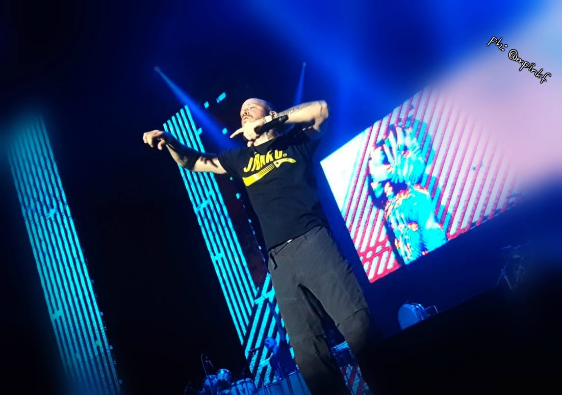 Demoledor show de Residente en Rosario - El boricua llevó su gira internacional a Rosario en lo que fue una noche inolvidable y enérgica. Dio junto a su excelsa banda cosmopolita un gran concierto conformado por las nuevas canciones de su álbum homónimo y los hits inoxidables y bailables de Calle 13. Salvo algunos momentos de paz, como cuando sonó "Milo" (la canción que le escribió al hijo que tuvo con la argentina Sole Fandiño), las dos horas y media de Residente fueron a pura explosión. 6fea8eea f315 4253 bfdc d2e2cbf4217b