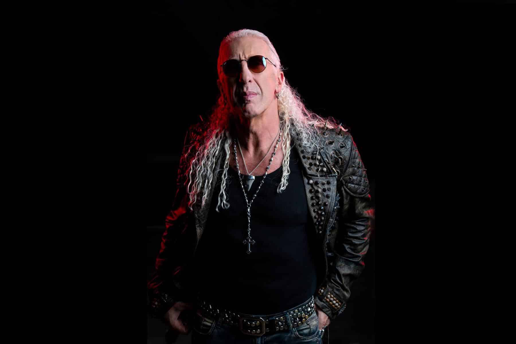 Dee Snider: "Los heavies vivimos mejor porque liberamos nuestros enojos" - "¿De verdad viste a Monster Truck? ¡Los amo, por Dios, qué banda!", grita desaforadamente Dee Snider del otro lado del teléfono, mientras descansa rodeado por el paisaje caribeño de Belice. "Nunca pude ir a un show de ellos, así que estoy celoso. Pero desde que los descubrí no dejo de usar sus remeras. Me encantaría que más gente los escuchara, porque tienen lo que se necesita para romperla. ¡Comparalos con Greta Van Fleet! No los estoy menospreciando, pero simplemente imitan a Led Zeppelin. Monster Truck, en cambio, mezcla influencias de Deep Purple, Lynyrd Skynyrd y Alice in Chains con un sonido propio". 719b626a e5dd 4e8c 83b2 47f1c5748da4