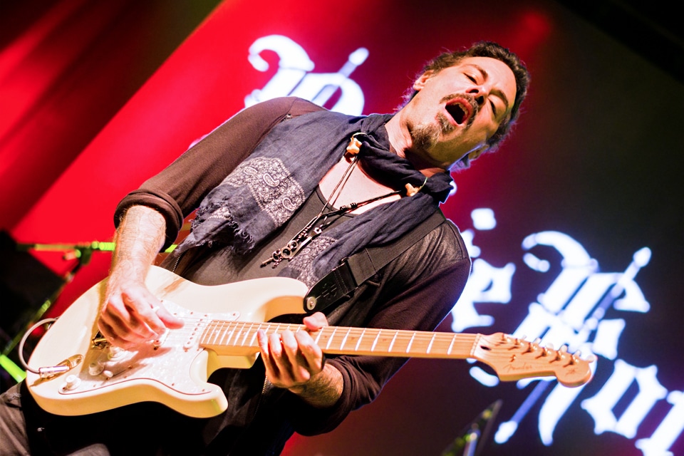 Richie Kotzen presentó disco en Flores - Sea por curiosidad o por una perpetua necesidad de movimiento, Richie Kotzen nunca se queda quieto. Solo por aburrimiento, por ejemplo, decidió dejar la púa y aprender a tocar la eléctrica a dedo pelado. También pasó por casi todos los estilos que el rock ha dado: glam con Poison; hard rock con Mr. Big, Forty Deuce y The Winery Dogs; jazz, fusión y funk con Vertu y Greg Howe. Y todo eso junto en su veintena de discos solistas. Material de sobra, entonces, para esta nueva visita a nuestro país, centrada en su catálogo en solitario y, sobre todo, en su trabajo más reciente, “Salting Earth”, su disco número 24. 7298fdd4 e0a9 4700 8e66 7f772243a709