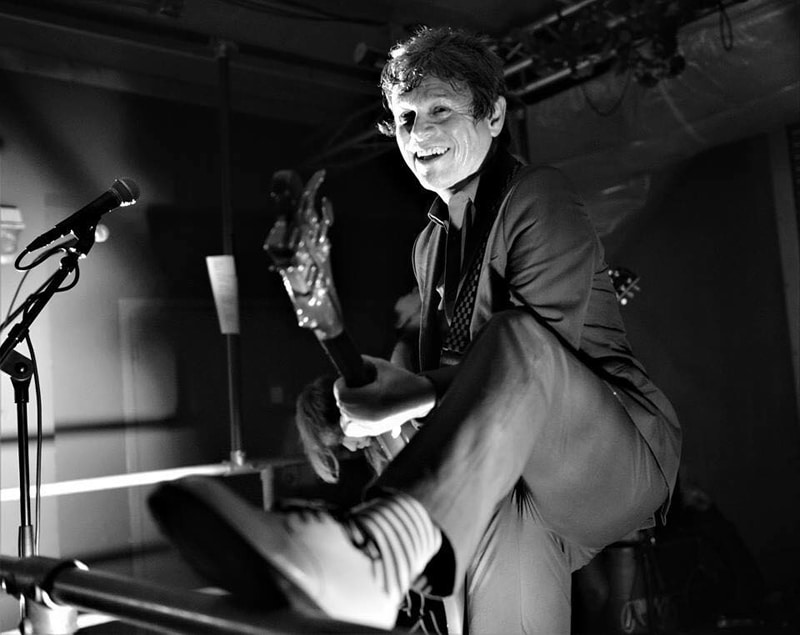 Duncan Reid: "Si seguía con The Boys no habría podido armar una banda tan buena" - A cuatro décadas de su formación y rápida evaporación The Boys es, para muchos, una banda de culto. Surgidos en el mejor momento del punk rock inglés eran, además, la banda favorita de músicos de talla de Joey Ramone o Paul Weller. Sin embargo, la magia no duró: a pocos años de fundada, The Boys se diluyó. "A fines de los 70 y principios de los 80 el mundo avanzo y nosotros no", afirma, resuelto, Duncan Reid, el niño. "Además, estábamos siempre mucho más preocupado por pasarla bien que por trabajar duro y profesionalmente", enfatiza el músico que, aunque fue parte de la reunión del 99, hoy se dedica de lleno a su banda solista: The Big Heads. 7727ddc5 a8a7 45b4 a5a4 ab26db648665