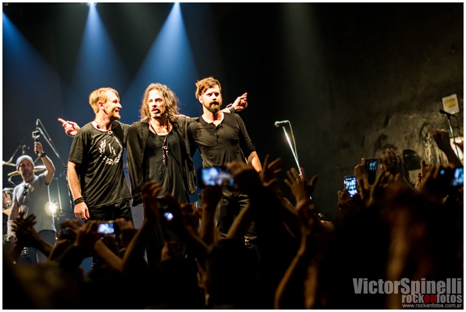 Richie Kotzen volvió a la Argentina - El virtuoso y prolífico guitarrista pasó nuevamente por nuestro país, esta vez para presentar su nuevo disco de grandes éxitos: "The Essential Richie Kotzen". Como en su última visita (junio 2012), el escenario fue el del Teatro Vorterix. 796a7684 4a1a 44e0 9050 15171b523928