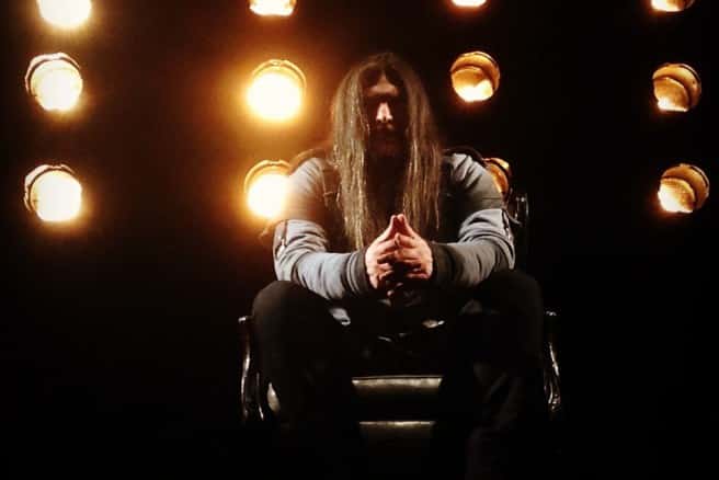 Diego Valdez: "El público argentino es famoso en todo el mundo" - El cantante, ex-Helker, llega a la Argentina junto a la banda belga de power metal melódico Iron Mask. Tras una triste despedida de Helker - banda a la perteneció durante casi una década - y su radicación definitiva en Madrid; Diego Valdez, una de las voces más respetadas del metal local, vuelve a pisar su suelo natal, esta vez temporalmente, para presentar "Diabolica", el sexto disco de la agrupación liderada por el guitarrista Dushan Petrossi.
Hace un tiempo decidiste empezar una nueva vida lejos de Argentina. ¿Cómo va eso?
Diego Valdez: Llevo unos siete meses en España y, la verdad, nos tratan muy bien, nos sentimos muy a gusto. Hubo alguna preocupación en su momento, por el tema de ser inmigrantes y cómo nos veían acá, pero apenas llegamos nos dimos cuenta de que eran fantasmas, acá se dan cuenta cuando uno no viene a bardear y se brindan por completo, el español es súper cálido y abierto cuando ve que uno es respetuoso. Sí se extrañan muchísimo los afectos, que incluyen familia, amigos, y también al público, con quienes he compartido muchos años de carrera. Pero a nivel sociedad e idiosincrasia, creo que con mi familia hemos encontrado nuestro lugar en el mundo.
En Argentina fuiste parte de varios proyectos, pero, dado el tiempo que estuviste en Helker, podría pensarse que fue LA banda ¿Cómo viviste el alejamiento?
DV: Fue muy triste, ni más ni menos que diez años de mi vida compartiendo un montón de cosas con los chicos y la gente. Y no fue una separación típica, con peleas y demás, fue de común acuerdo y en los términos que se manejan entre amigos que se quieren y se desean lo mejor: planteé mi necesidad de cambiar de vida varios meses antes de irme –hoy hace casi un año–, y ofrecí seguir trabajando a distancia, yendo a la Argentina dos o tres veces al año para hacer varios shows cada vez. Aunque en cantidad serían más o menos los mismos shows, eso iba a modificar mucho el ritmo de la banda, que venía tocando casi todos los fines de semana. Así que lo pensaron, pero lo encontraron impracticable, entendí sus necesidades y ellos las mías, así que resolvimos seguir cada uno por su lado. Fue una despedida larga y en silencio, ya que ellos decidieron cómo y cuándo se iba a anunciar mi partida, y yo me plegué a sus deseos.
Fiel a tu estilo, allá seguís estando en varias bandas a la vez, una es la belga Iron Mask ¿Cómo llegaste a este grupo?
DV: Fue raro, porque, si bien grabé "Diabolica" en 2015 y estaba la idea del viaje, no era más que eso: una idea. Así que grabé el disco, pero sin mucha idea de cómo se iban a hacer los shows estando yo en Argentina. El contacto con Dushan venía desde antes, le habían llegado algunos trabajos míos y le habían gustado mucho, me propuso una primera vez grabar para la banda, y yo no estaba disponible; después llego la segunda propuesta, ya que Mark Boals no podía continuar, ahí acepté, y acá estamos ¿Vivir en Europa cambió de alguna manera la dinámica de trabajo con la banda?
DV: Totalmente. Ya para ellos era un problema que Mark viviese en USA, porque dificultaba el tema shows. El cuartel general de la banda está en Bélgica y yo vivo en Madrid, lo que, para nosotros, en Argentina, sería a un tiro de piedra, una hora y media de avión, nada, y los vuelos dentro de la UE son muy económicos, ideal. Durante la era de Mark no pudieron hacer demasiado de vivo, ahora que yo estoy cerca eso se reactivó, ya hicimos varios shows en Bélgica, Francia y Portugal, pronto creo que viene más Bélgica, Holanda y Alemania. Así que sí, cambió mucho la dinámica de trabajo.
Hablabas de Mark Boals, fuiste su sucesor ¿Cuándo llegaste al grupo tuviste tu espacio, era más ser un "reemplazo" del que se fue; o cómo lo viviste?
DV: Siempre trato de tomar el lugar y hacerlo mío respetando siempre a mis predecesores. Mark es una leyenda, pero yo hago las cosas a mi manera, no lo puedo evitar, tomé lo que él hizo y lo adapté a mí. Cuando salió "Diabolica" estaba expectante, es lógico: nuevo cantante, el anterior fue Mark Boals y pensaba "¡Ojalá no me maten mucho!" (risas), pero absolutamente todas las reviews me trataron con muchísimo respeto y fue todo muy positivo. Con la banda pegamos onda inmediatamente, fue como si nos conociéramos de toda la vida, tenemos todos más o menos la misma edad y a pesar de haber vivido en lugares tan distantes, las experiencias de vida se parecen mucho. Me dieron el lugar y yo lo tomé, ningún problema.
"Diabolica" (2016) es el sexto disco de la banda ¿De qué trata?
DV: Dushan podría explicarlo mejor que yo, ya que él hace absolutamente todo en la banda, si escuchás el disco te das cuenta de que tiene una cantidad increíble de música en la cabeza y sabe cómo plasmarla en una canción; pero hablé con él acerca del significado del álbum: sin llegar a ser conceptual, trata en varias canciones de las cosas que están mal en el mundo, la maldad y la locura del mundo de hoy, pero también habla de otras de las pasiones de Dushan, la literatura y la historia, lo cual fue raro de cantar para mí en un principio, supongo que tendrá que ver con la sociedad en la que se crió cada uno, que permite que se desarrollen sensibilidades diferentes. En Argentina veo más difícil que a alguien se le ocurra hablar de Galileo, por ejemplo. Volvés a la Argentina con Iron Mask ¿Cómo surgió la idea de venir, tu inclusión tuvo algo que ver?
DV: Sí. De cualquier manera, los muchachos ya habían oído hablar de Argentina, como la mayoría de los músicos en Europa ¡El público argentino es famoso en todo el mundo!, y yo les contaba de mi gente, así que están como locos, cuando se presentó la oportunidad solo hubo una respuesta: ¡vamos! Para mí fue un golpe de suerte el hecho de poder reunirme tan pronto con familia, amigos y con mi público también. Volver en el marco de un show es soñado, vuelvo con amigos a tocar y me reencuentro con toda mi gente querida, y encima en La Trastienda que es un lugar maravilloso para hacer shows. No se puede pedir más.
¿Cómo son los vivos de Iron Mask?
Es una banda épica, fuerte y melódica a la vez, elaborada pero no complicada y con canciones geniales. Creo que les va a encantar a propios y extraños.
¿Qué expectativas tenés para el show en Argentina?
Las mejores, los chicos están como locos, yo estoy como loco, y los esperamos a todos ¡así nos volvemos locos todos juntos!
Iron Mask se presenta el sábado 5 de mayo en La Trastienda Samsung (Balcarce 460, CABA) 7ba9ecc0 322b 41ac ba1a bb1d962ac097