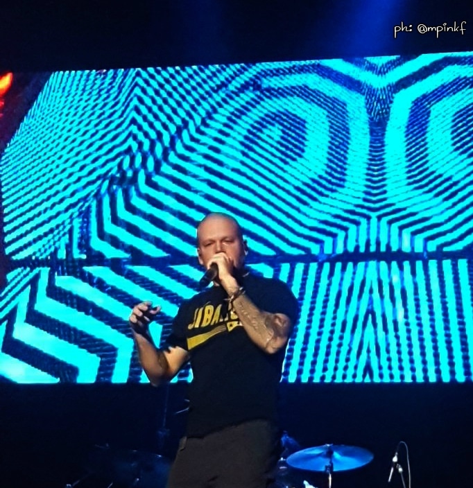 Demoledor show de Residente en Rosario - El boricua llevó su gira internacional a Rosario en lo que fue una noche inolvidable y enérgica. Dio junto a su excelsa banda cosmopolita un gran concierto conformado por las nuevas canciones de su álbum homónimo y los hits inoxidables y bailables de Calle 13. Salvo algunos momentos de paz, como cuando sonó "Milo" (la canción que le escribió al hijo que tuvo con la argentina Sole Fandiño), las dos horas y media de Residente fueron a pura explosión. 7dc5490a 824c 483e 9840 40454db7ea46