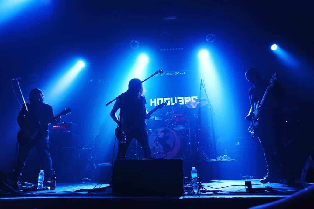 Hoguera: "Esta banda es a matar o morir" - Burgos no sólo lo ayudó desde el aspecto sonoro, sino que también fue uno de los que escuchó los demos y lo impulsó a lanzarlos en buena calidad. Juanjo sentía que esas canciones debían salir a la luz. "Fue muy loco, porque arranqué con la batería en 1993 o 1994, y a mi primera guitarra la compré en 2000. Por lo cual no me costó componer ni tocar riffs, para nada -continúa Federico-. Hubo semanas en las que no agarraba la batería y estaba a full con la viola, prendido fuego componiendo". Como una hoguera, literalmente. 7ee6ab1a 54da 4af5 8597 c896a527eeb0