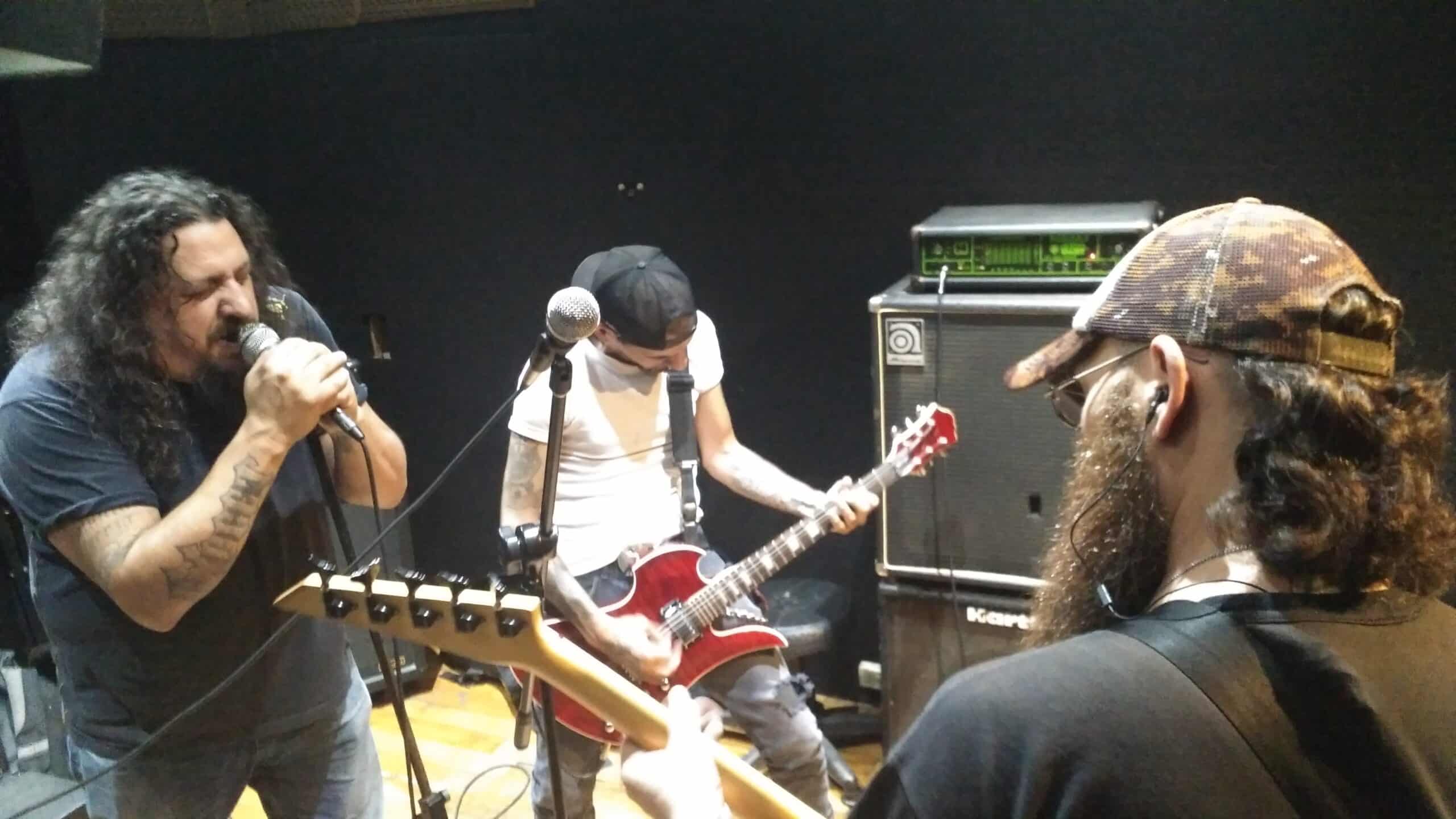 Exocet: "Cualquiera que ve a un heavy se cree que somos todos como Iorio, y no es así" - El legendario "Misil" que se construyó en los años '90 regresó hace apenas dos años para hacer estallar el under metalero local. Sus componentes esenciales son Diego "Maykel" Abrego (voz), Sebastian "Capitan" Mendoza (bajo), Paulo "Anguila" Avila (guitarra) y Gaston "Ghosty" Gallo (batería) ¿Su objetivo? Diego nos los cuenta en esta charla donde también hablamos sobre el juicio que sufrió por el homenaje a Osvaldo Civile, su participación en el Festival Nunca Más y la dirección que está tomando el heavy metal argentino en la actualidad. "Ahora cualquiera que ve a un heavy se cree que todos somos como Iorio y no es así, los heavys no somos eso", opinó Diego. 826bb991 e7eb 4ee3 864a 2513a5e45ecc scaled