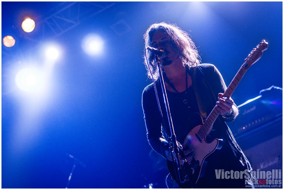 Richie Kotzen volvió a la Argentina - El virtuoso y prolífico guitarrista pasó nuevamente por nuestro país, esta vez para presentar su nuevo disco de grandes éxitos: "The Essential Richie Kotzen". Como en su última visita (junio 2012), el escenario fue el del Teatro Vorterix. 826e0fae 6b64 434a bc6f a2f3444792ad