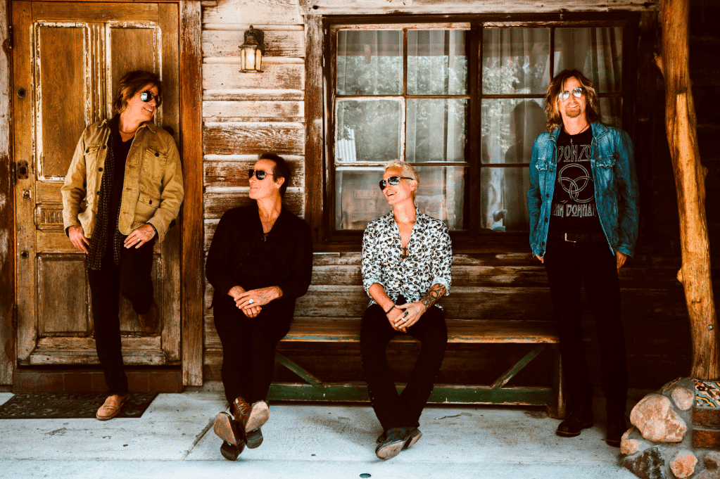 Stone Temple Pilots: "Es muy difícil saber qué pasaba por la cabeza de Weiland" - “What is hip”, de Tower of Power: esa fue la canción que inspiró a Eric Kretz a componer “Trippin’ on a hole in a paper heart”, uno de los tracks icónicos de los ‘90. El groove del baterista, además de la personalidad camaleónica de sus compañeros, fueron los ingredientes claves para que Stone Temple Pilots demostrara que eran mucho más que un grupo asociado al grunge. Sónicamente, la banda fue un ente totalmente distinto a partir del elaborado “Purple” (1994), y el salvaje “Tiny Music… Songs from the Vatican Gift Shop” (1996). 8815e3f8 0721 4010 a812 cc0ee4360371