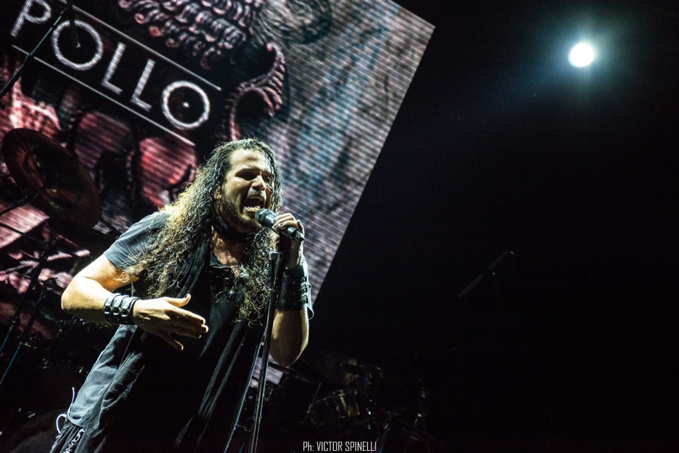 Sons of Apollo en Groove: el verdadero legado del Dios Sol - El supergrupo progresivo fundado por Mike Portnoy y Derek Sherinian visitó la Argentina para presentar “Psychotic Symphony”, su primer disco de estudio. Finalmente llegaron a nuestro país. Mike Portnoy (batería), Derek Sherinian (teclados), Billy Sheehan (bajo), Ron ‘Bumblefoot’ Thal (guitarra) y Jeff Scott Soto (voz) se presentaron por primera vez en la Argentina – es decir: todos juntos, como Sons of Apollo - para dar un show impecable, donde, además de presentar canciones de su disco de estudio, se permitieron coquetear con alguna que otra perlita del pasado. El concierto, que arrancó con “God of the Sun”, continuaría, sin pausas, con “Signs of Time”, “Figaro’s Whore” y “Divine Addiction, para meter, inmediatamente, el primer cover de la noche: “Just Let Me Breathe”, de Dream Theater. Con un quinteto ajustadísimo, siempre a la altura de las circunstancias, la banda recorrió de punta a punta, pero no en orden, su único álbum. Así, pasaron, fueron pasando “Labyrinth”, “Lost in Oblivion”, la hermosa cuasi balada “Alive”, y el monstruoso y épico instrumental de casi once minutos “Opus Maximus”. Como cabía esperar, todos tuvieron su protagónico, a solas, en el escenario (curiosamente, Portnoy fue el único sin número solista): Bumblefoot, con una divertida – y virtuosa, claro - versión del “Pink Panther Theme”; Soto jugando con el delay en un magistral a capella de “The Prophet’s Song” y una emotiva interpretación, junto al guitarrista, de “Save Me” (los dos, clásicos de Queen); Sheehan como irrefutable prueba de vida alienígena y, Sherinian, aprovechando el cien por ciento de sus bancos de sonidos para servir de preludio al que sería el momento más elevado de la velada, el del segundo cover: “Lines in the Sand”, - también de la ex banda de los fundadores -, con mención especial para el inquieto Bumblefoot que, en las botas del gran John Petrucci, supo poner la piel de gallina a toda la concurrencia con su fenomenal interpretación del conmovedor solo. Pero todo tiene un final. El gran cierre llegaría a dos horas del inicio, después de un brevísimo descanso: primero sonaría “And The Craddle Will Rock” (cover de Van Halen) y, ahora sí, definitivamente, la que estaba faltando del nuevo disco: “Coming Home”. Y, mientras los músicos, saludando atónitos ante la respuesta del público se preparaban para dejar el escenario, la ovación no encontraba punto final. Aristeo, Orfeo, Troilo, Eleuter, Coribantes, Asclepsio, Mileto, Anfiso son, según la mitología grecorromana, algunos de los hijos que Apolo, patrono de las bellas artes y la música, entre otras cosas, dejó en esta tierra. Mike, Derek, Billy, Ron y Jeff no aparecen en ninguna lista oficial. Aun así, permitámonos creer que solo se trata de un error: estos cinco tienen que ser hijos de Apolo. Si no, no se explica. Fotos: Víctor Spinelli 8bcc064b 45d6 4997 a688 7562519291e5