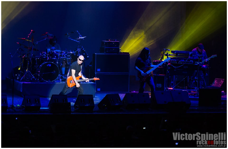 Joe Satriani volvió a la Argentina - Joe Satriani sabe de rock n' roll. Porque Joe Satriani no solo toca la guitarra, no solo ejecuta frases y ligados imposibles haciéndolos parecer la actividad humana más sencilla. No. Joe Satriani es quizás el único guitarrista de los llamados 'virtuosos' que ha logrado que sus piezas sean canciones: simples (y complicadas) canciones en las que esa guitarra que hace las veces de melodía principal puede ser, en cualquier momento, reemplazada por una voz cantante que probablemente transmitirá con palabras exactamente las mismas sensaciones que Satriani logra transmitir con su tenue caricia sobre las cuerdas. 8c028c74 6ae7 42d8 bda0 d6e51abd548f