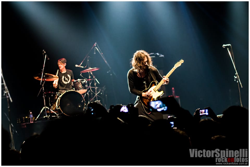 Richie Kotzen volvió a la Argentina - El virtuoso y prolífico guitarrista pasó nuevamente por nuestro país, esta vez para presentar su nuevo disco de grandes éxitos: "The Essential Richie Kotzen". Como en su última visita (junio 2012), el escenario fue el del Teatro Vorterix. 8d3dfacb e60a 4a43 9c55 0a2de6f34548