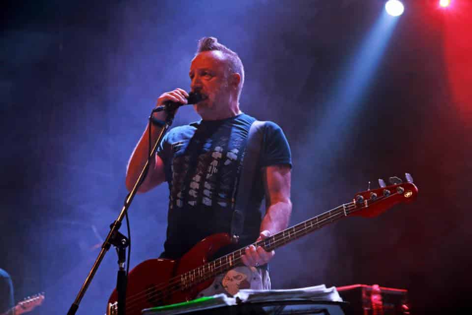 Peter Hook en Vorterix: dando vuelta las cosas - El bajista de New Order y Joy Division dio un show de dos horas y media, en el que tocó completos “Technique” y “Republic”. Qué lo diferenció del resto de la gira. 8f20a253 2206 4637 9194 7683ab92453f