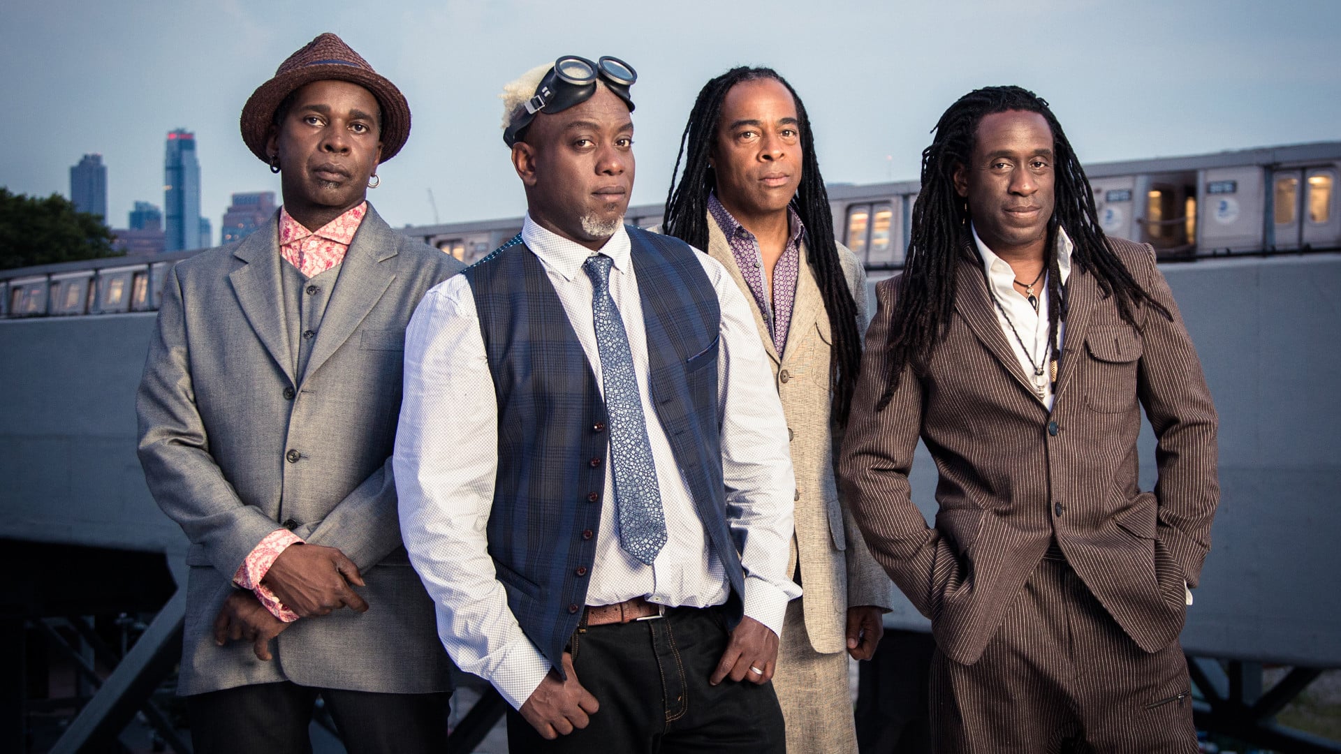 Living Colour: "En muchos lugares, todavía somos marginados" - -La verdad que no nos molesta ni aburre. Sólo tratamos de que, cada vez que la tocamos, no suene idéntica. Por un lado es un problema, porque el público obviamente la quiere escuchar en su versión original. Pero a diferencia de otras bandas, nunca dejaríamos de tocar un tema así. Estamos obligados, de alguna forma, a hacerlo. De un modo, es lo que nos define como banda. Pero también nos sirve para celebrar lo que somos y de qué estamos hechos. Es cierto que nuestros temas tampoco envejecen, y eso me divierte, porque las letras no quedaron viejas. ¿O alguien puede decirme que Donald Trump y Barack Obama no encajan con la temática de "Cult of Personality"? 900f895a 0adb 4620 8dbe ad9d44055177