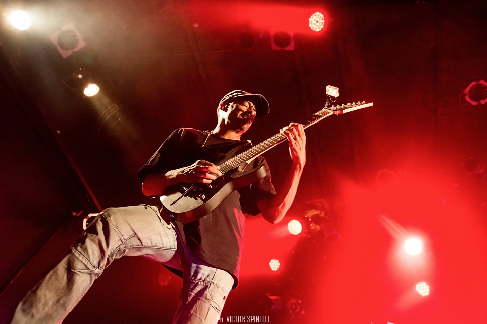 Tony Macalpine deslumbró en el Roxy - El guitarrista estadounidense llegó a la Argentina para presentar "Death of Roses", su disco más reciente. Si no proponemos pensar en guitarristas virtuosos, por lo menos al principio, nos vienen a la cabeza siempre los mismos tres o cuatro: Steve Vai, Joe Satriani, Yngwie Malmsteen, algunos de los más populares a nivel mundial, suelen ser los primeros en asaltar la memoria cuando repasamos el catálogo de maestros de las seis cuerdas. Sin embargo, hay muchos más, y Tony Macalpine en especial, está - a pesar de ser prácticamente un desconocido para el gran público - entre los más respetados y queridos tanto entre sus colegas como entre el público del estilo. Con quince discos solistas en su haber y un enorme inventario entre bandas full-time y colaboraciones con otros artistas, el guitarrista oriundo de Springfield, pionero del metal neo-clásico instrumental es, además, uno de los más prolíficos.
Luego de visitar nuestro país hace algunos años como parte de la banda en vivo de Steve Vai, Macalpine volvió a pisar suelo local, esta vez la primera vez en plan solista – ahora como trío, acompañado por los gigantes Pete Griffin (bajo) y Gergo Borlai (batería) -, para presentar su último trabajo de estudio y festejar, además, el cumpleaños número treinta de Maximum Security (1987), disco que, a fines de los 80, lo puso definitivamente en el podio junto a los mejores de su generación.
Y, a decir verdad, el apartado Death of Roses (2017) fue casi una excusa, un trámite para lo otro: rozando apenas el tracklist de su álbum número quince (sonaron “Chrome Castles”, “Death of Roses”, y alguna más del extenso archivo), el plato fuerte no fue otro que la interpretación, de punta a punta y con apenas alguna pausa para agradecer, del enorme Maximum Security. Así, desde pocos minutos después de comenzado el show, la emocionada audiencia disfrutó de clásicos como “Autumm Lords”, “Hundreds of Thounsands”, las tarareadas “Tears of Sahara” y “Keys to the City” o la preciosa “Porcellain Doll”.
A pesar de un volumen en ocasiones demasiado alto (contratiempo que, al parecer, se repitió en otras fechas del tour, como el Santiago ProgFest, en Chile) y que, por momentos, dificultaba incluso seguir las melodías, el saldo fue el de un show en todo sentido memorable. La visita del artista a tierras argentas dejó como resultado solo alegría y regocijo, abundantes vítores y cánticos de aliento, varios “una más y no jodemos más”, otros tantos “olé olé olé, Tony, Tony” y, sobre todo, grandes emociones, no solo por la performance, indudablemente impecable: es que, hace apenas tres años, el músico se vio obligado a suspender una gira al detectársele un agresivo cáncer del colon que lo tuvo, literalmente, más cerca del arpa que de la guitarra. Y hoy, quizás gracias a la divina intervención de Apolo (aunque más probablemente gracias a la oportuna práctica de algún también virtuoso profesional de la medicina), tuvimos la invaluable oportunidad de verlo y escucharlo, no solo en el mejor de los estados de salud, si no brindándose completamente a su público, en un concierto simplemente inolvidable. 91f1115e 38c9 4bb9 969c 551feb9c3690