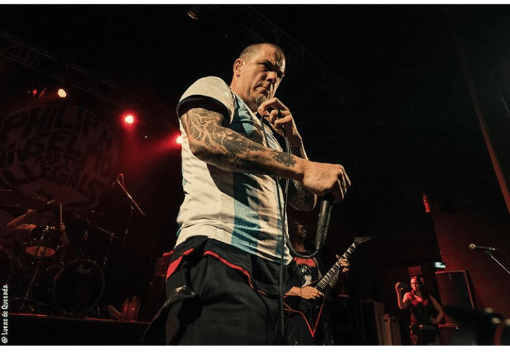 Phil Anselmo en Flores: espalda de acero - Phil Anselmo entra al escenario con una mochila pesada, de esas grandes, casi como las de los andinistas. Apenas se ubica en su lugar, la tira en el piso y se deja llevar por la euforia de las 1.700 personas que agotaron el show. "¡Tampoco tienen que festejarme todo lo que digo!", exclama, cuando el público lo trata como a un mesías. 953e78bc f281 4b43 bbe8 81c984abdc8e