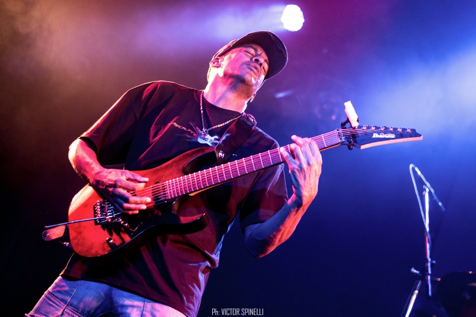 Tony Macalpine deslumbró en el Roxy - El guitarrista estadounidense llegó a la Argentina para presentar "Death of Roses", su disco más reciente. Si no proponemos pensar en guitarristas virtuosos, por lo menos al principio, nos vienen a la cabeza siempre los mismos tres o cuatro: Steve Vai, Joe Satriani, Yngwie Malmsteen, algunos de los más populares a nivel mundial, suelen ser los primeros en asaltar la memoria cuando repasamos el catálogo de maestros de las seis cuerdas. Sin embargo, hay muchos más, y Tony Macalpine en especial, está - a pesar de ser prácticamente un desconocido para el gran público - entre los más respetados y queridos tanto entre sus colegas como entre el público del estilo. Con quince discos solistas en su haber y un enorme inventario entre bandas full-time y colaboraciones con otros artistas, el guitarrista oriundo de Springfield, pionero del metal neo-clásico instrumental es, además, uno de los más prolíficos.
Luego de visitar nuestro país hace algunos años como parte de la banda en vivo de Steve Vai, Macalpine volvió a pisar suelo local, esta vez la primera vez en plan solista – ahora como trío, acompañado por los gigantes Pete Griffin (bajo) y Gergo Borlai (batería) -, para presentar su último trabajo de estudio y festejar, además, el cumpleaños número treinta de Maximum Security (1987), disco que, a fines de los 80, lo puso definitivamente en el podio junto a los mejores de su generación.
Y, a decir verdad, el apartado Death of Roses (2017) fue casi una excusa, un trámite para lo otro: rozando apenas el tracklist de su álbum número quince (sonaron “Chrome Castles”, “Death of Roses”, y alguna más del extenso archivo), el plato fuerte no fue otro que la interpretación, de punta a punta y con apenas alguna pausa para agradecer, del enorme Maximum Security. Así, desde pocos minutos después de comenzado el show, la emocionada audiencia disfrutó de clásicos como “Autumm Lords”, “Hundreds of Thounsands”, las tarareadas “Tears of Sahara” y “Keys to the City” o la preciosa “Porcellain Doll”.
A pesar de un volumen en ocasiones demasiado alto (contratiempo que, al parecer, se repitió en otras fechas del tour, como el Santiago ProgFest, en Chile) y que, por momentos, dificultaba incluso seguir las melodías, el saldo fue el de un show en todo sentido memorable. La visita del artista a tierras argentas dejó como resultado solo alegría y regocijo, abundantes vítores y cánticos de aliento, varios “una más y no jodemos más”, otros tantos “olé olé olé, Tony, Tony” y, sobre todo, grandes emociones, no solo por la performance, indudablemente impecable: es que, hace apenas tres años, el músico se vio obligado a suspender una gira al detectársele un agresivo cáncer del colon que lo tuvo, literalmente, más cerca del arpa que de la guitarra. Y hoy, quizás gracias a la divina intervención de Apolo (aunque más probablemente gracias a la oportuna práctica de algún también virtuoso profesional de la medicina), tuvimos la invaluable oportunidad de verlo y escucharlo, no solo en el mejor de los estados de salud, si no brindándose completamente a su público, en un concierto simplemente inolvidable. 99b78dea ddeb 48e3 bcef f7c97a801831