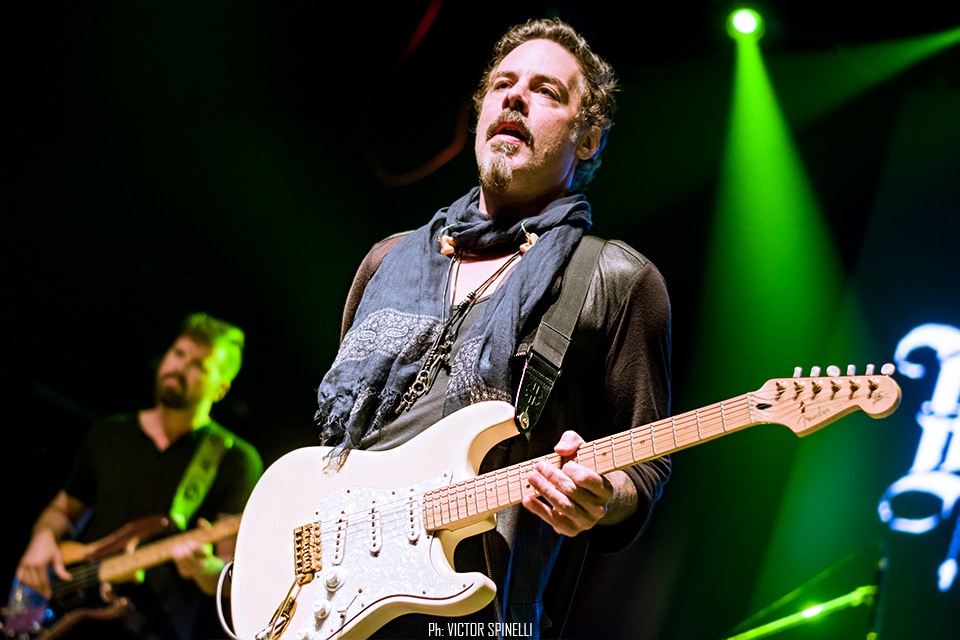 Richie Kotzen presentó disco en Flores - Sea por curiosidad o por una perpetua necesidad de movimiento, Richie Kotzen nunca se queda quieto. Solo por aburrimiento, por ejemplo, decidió dejar la púa y aprender a tocar la eléctrica a dedo pelado. También pasó por casi todos los estilos que el rock ha dado: glam con Poison; hard rock con Mr. Big, Forty Deuce y The Winery Dogs; jazz, fusión y funk con Vertu y Greg Howe. Y todo eso junto en su veintena de discos solistas. Material de sobra, entonces, para esta nueva visita a nuestro país, centrada en su catálogo en solitario y, sobre todo, en su trabajo más reciente, “Salting Earth”, su disco número 24. 9dbc1a2d 1ef2 4f0e bd9e fb0460006f6a