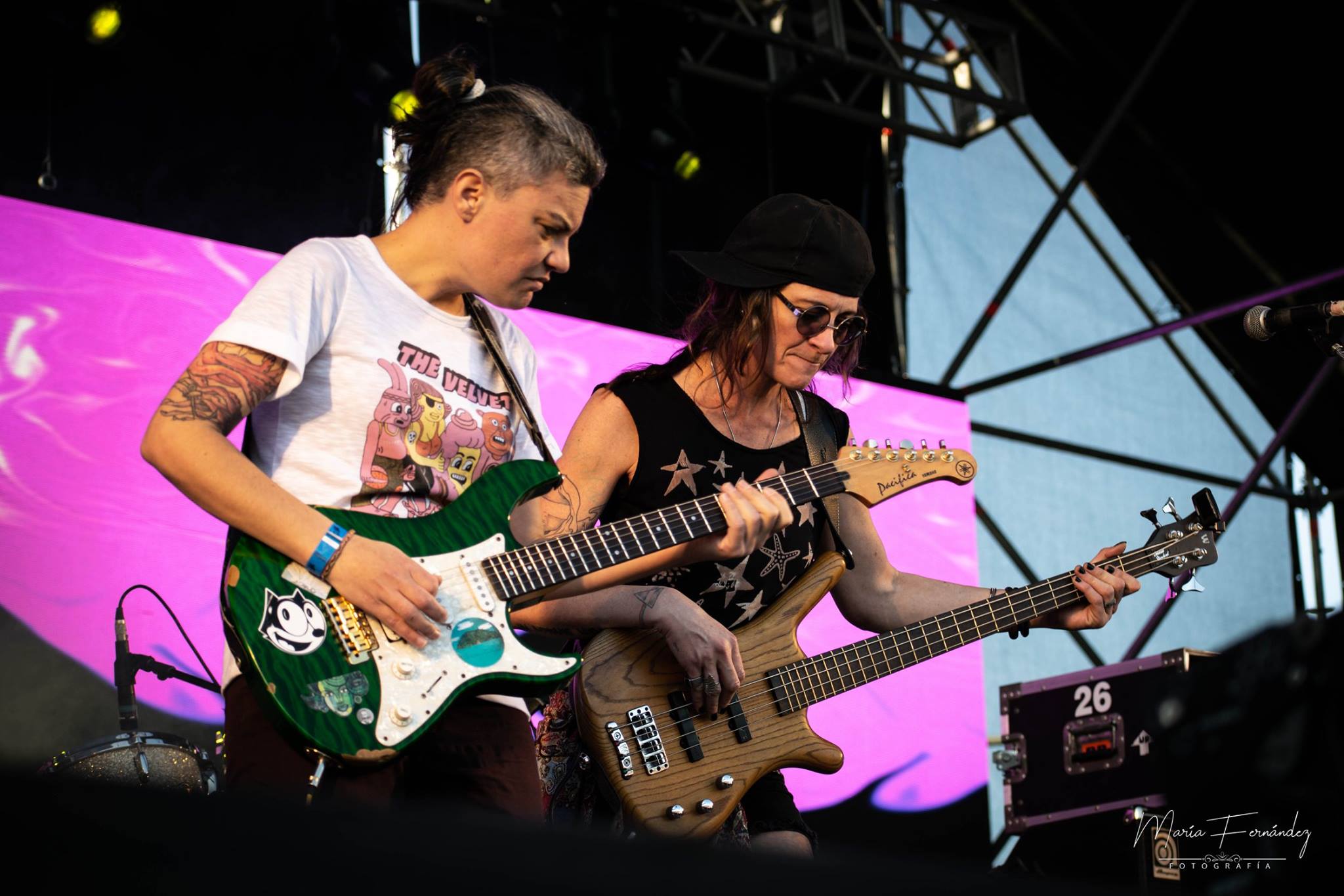 El Festival Bandera debutó ante una multitud - La organización del Bandera (parte de los que realizaban el recordado Quilmes Rock en la city) publicó, ya en domingo, en sus redes sociales "Recién termina...y esto es solo el comienzo. Gracias a todos por estar en el primer #FestivalBandera18". No cabe duda que los productores de este festi salieron victoriosos y sentaron un precedente, un cambio de paradigma en el que quizás las bandas y el público tengan el mismo prestigio. La música fue por momentos sonido de fondo de una enorme convocatoria que se asemejó mucho más -y evitando comparaciones odiosas- al Lollapalooza que al hasta ahora inalcanzable Cosquín Rock. 9e1b708d 4aaa 4069 b9b5 25a083070f2e