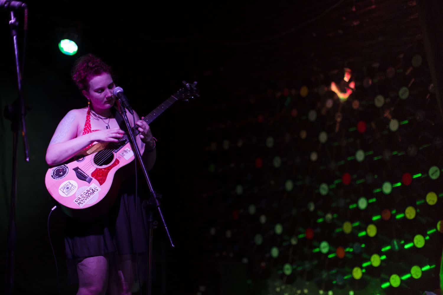 Música de Vegano - En el Conventillo Cultural del Abasto una movida peculiar toma forma desde hace un tiempo. Música, activismo y comida comulgan en el Club Seitan. Pasamos a divertirnos e informarnos, charlamos con sus organizadores y artistas sobre música y veganismo. Annie Woodward