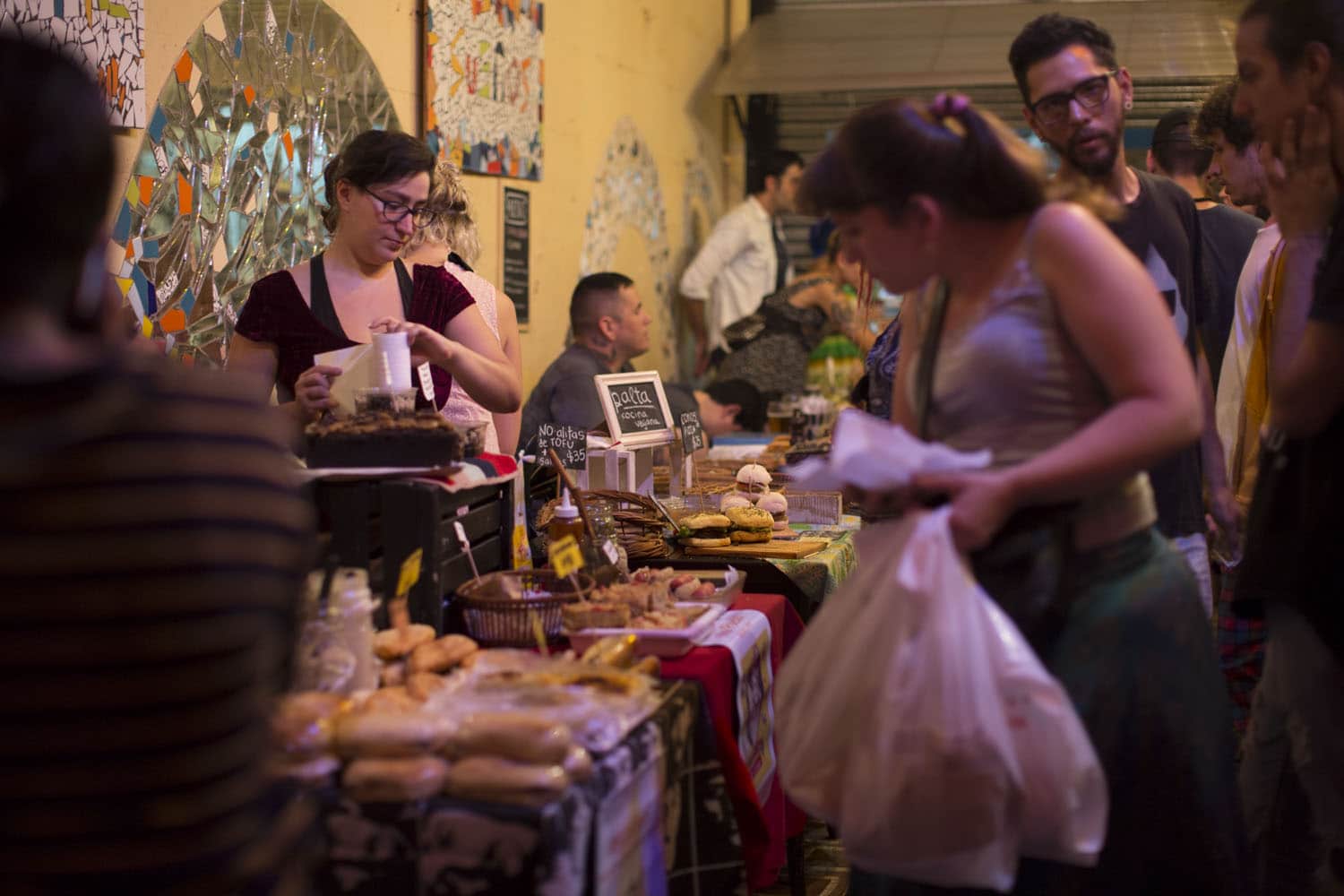 Música de Vegano - En el Conventillo Cultural del Abasto una movida peculiar toma forma desde hace un tiempo. Música, activismo y comida comulgan en el Club Seitan. Pasamos a divertirnos e informarnos, charlamos con sus organizadores y artistas sobre música y veganismo. Club Seitan 2