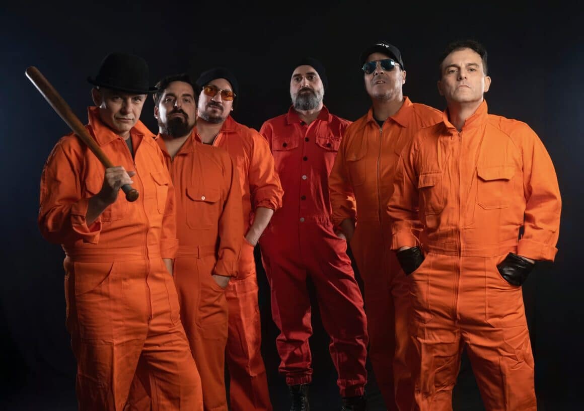 Dalmanerea - Dalmanerea tiene su antecedente en Disculpen al Nono, una banda de Olavarría formada en 1995. Éste grupo, luego de instalarse en Buenos Aires y presentarse en varios escenarios under, se disolvió en 2000. Tres de los cuatro integrantes (Cyvorg, Betolon y Varmando) continuaron con la rutina de los ensayos, pero más informalmente. Esa primera formación de Dalmanerea se presentó en Capital, Olavarría, Tandil y Azul. Dalmanerea, 2023