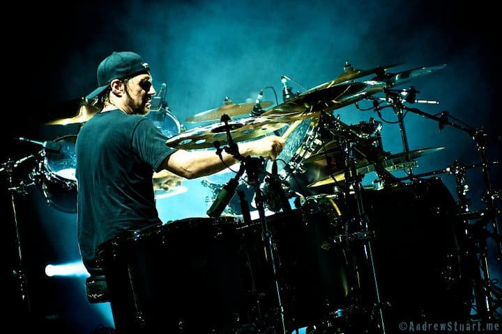Dave Lombardo: "Los discos de Slayer en los que no estuve no tienen alma" - Y por si te quedaban dudas de que Lombardo sabe tocar todos los estilos, una vez que se fue de Slayer –en febrero de 2013- se dedicó por completo a Philm, el grupo con el que antes se entretenía en sus ratos libres. "La diferencia es que ahora no es un proyecto paralelo. Puedo decir que es mi banda, y trabajo a tiempo completo en ella", explica. Dave1