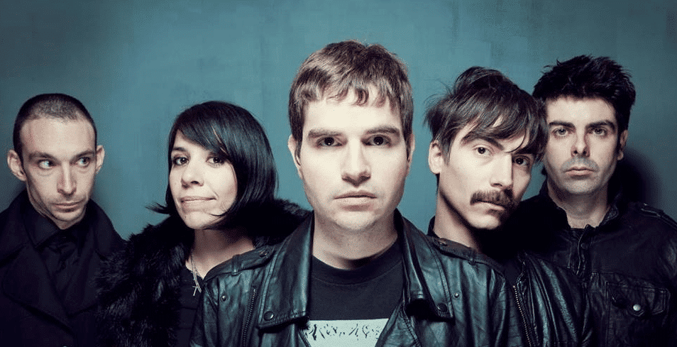 El retrato de Dorian - Dorian es una banda Española que lleva 10 años fusionando rock, pop y sintetizadores. Su premisa fue reivindicar al idioma español como válido para el rock europeo y modernizar el estilo musical que los influyó en los '80s y '90s. Dorian