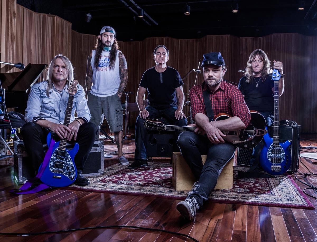 Neal Morse: "Ninguno de nosotros tiene demasiado control sobre Flying Colors" - -¿Por eso cambiaste el nombre a “The Neal Morse Band”? Flying Colors 1