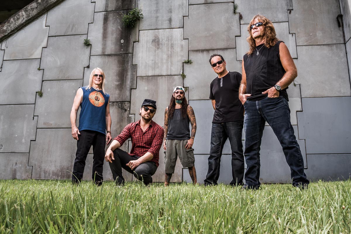Neal Morse: "Ninguno de nosotros tiene demasiado control sobre Flying Colors" - -¿Por eso cambiaste el nombre a “The Neal Morse Band”? Flying Colors 2