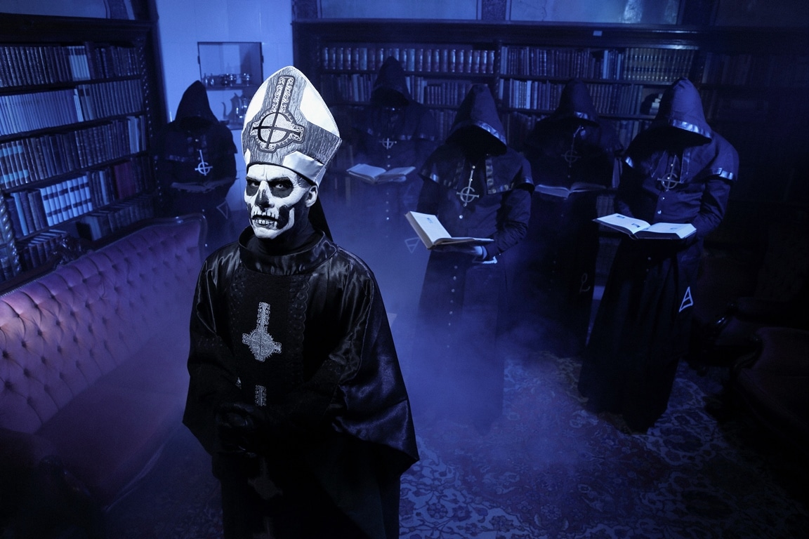 Papa Emeritus II: "El próximo disco de Ghost será más sólido" - La travesía de Ghost empezó en 2008, en Suecia. Tan sólo dos discos y un EP (Opus Eponymous, de 2010, Infestissumam e If You Have Ghost, ambos de 2013) les alcanzaron para posicionarse como uno de los grupos más excéntricos de la escena pesada. Ghost2 2