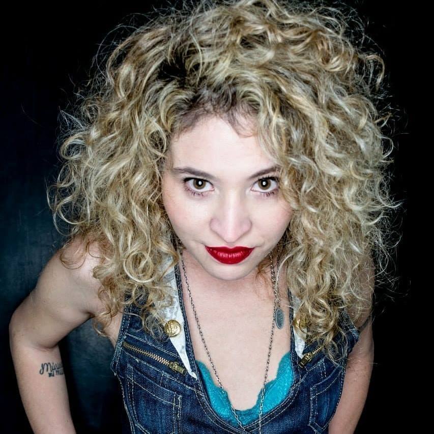 Leticia Lee - Leticia integró la banda Camus, con la que grabó los discos "Mandrágora" y "Volumen II". Previamente, había participado en otros proyectos, como Experiencia del alma (con el que se presentaba en los bares de la Zona Sur del Gran Buenos Aires) y Papusas (una banda femenina de blues). Leticia Lee