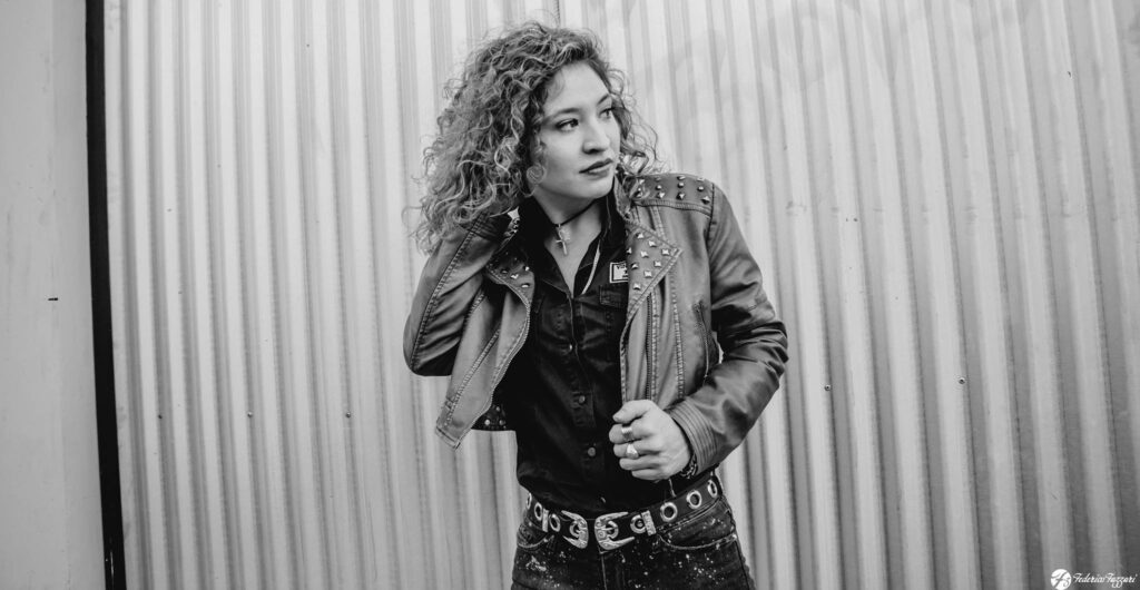Leticia Lee - Leticia integró la banda Camus, con la que grabó los discos "Mandrágora" y "Volumen II". Previamente, había participado en otros proyectos, como Experiencia del alma (con el que se presentaba en los bares de la Zona Sur del Gran Buenos Aires) y Papusas (una banda femenina de blues). Leticia Lee